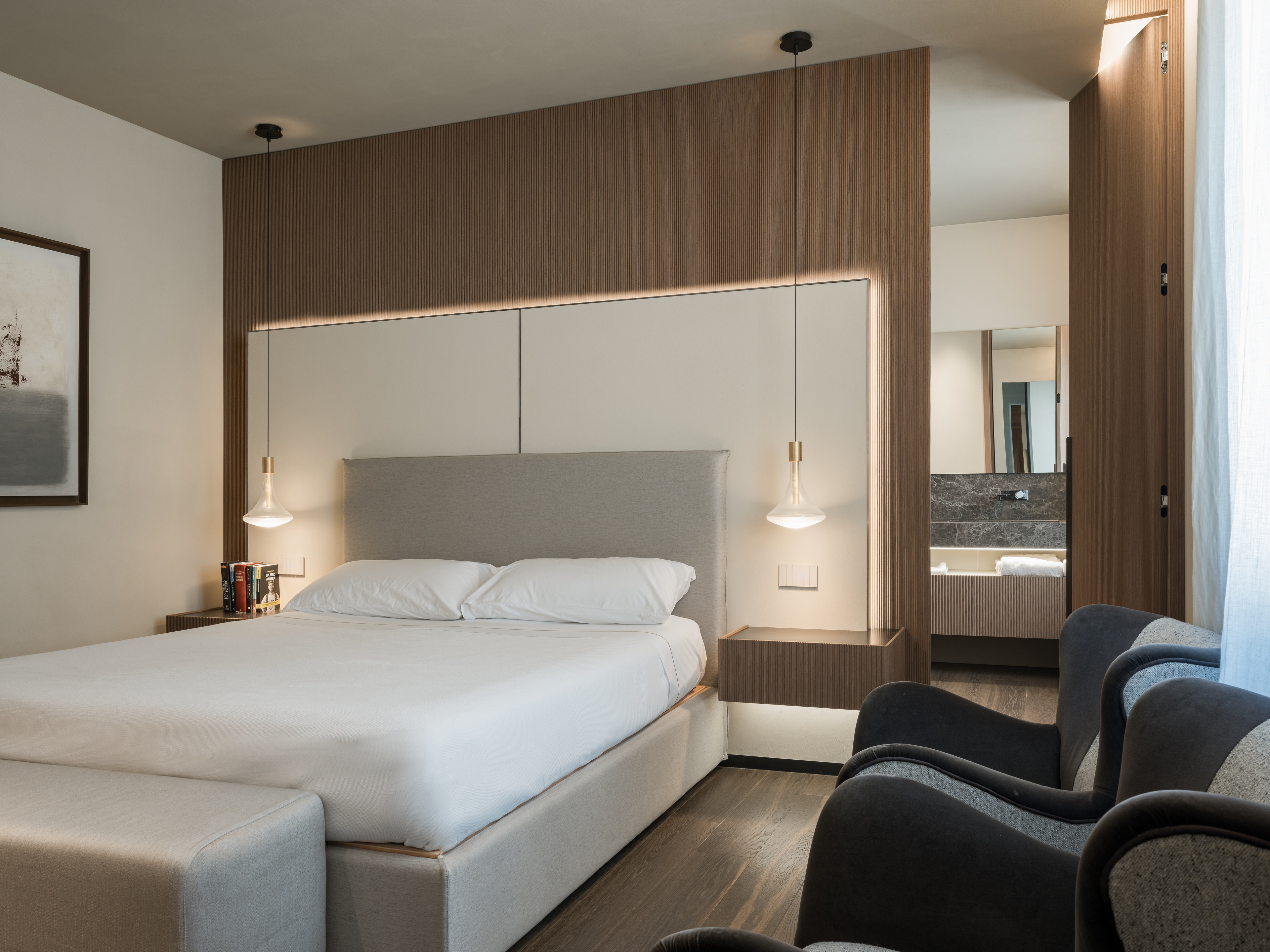 Finiture in argilla per un attico in centro a Verona. I soffitti sono impreziositi dalla pittura naturale all'argilla TerraSilk Strutturato nel colore Sale Grigio, mentre le pareti sono rifinite con l'intonaco di finitura all'argilla a grana fine TerraVista Liscio in un colore personalizzato. Progetto di Emanuele Soldi Architetto Fotografia: Michele Mascalzoni