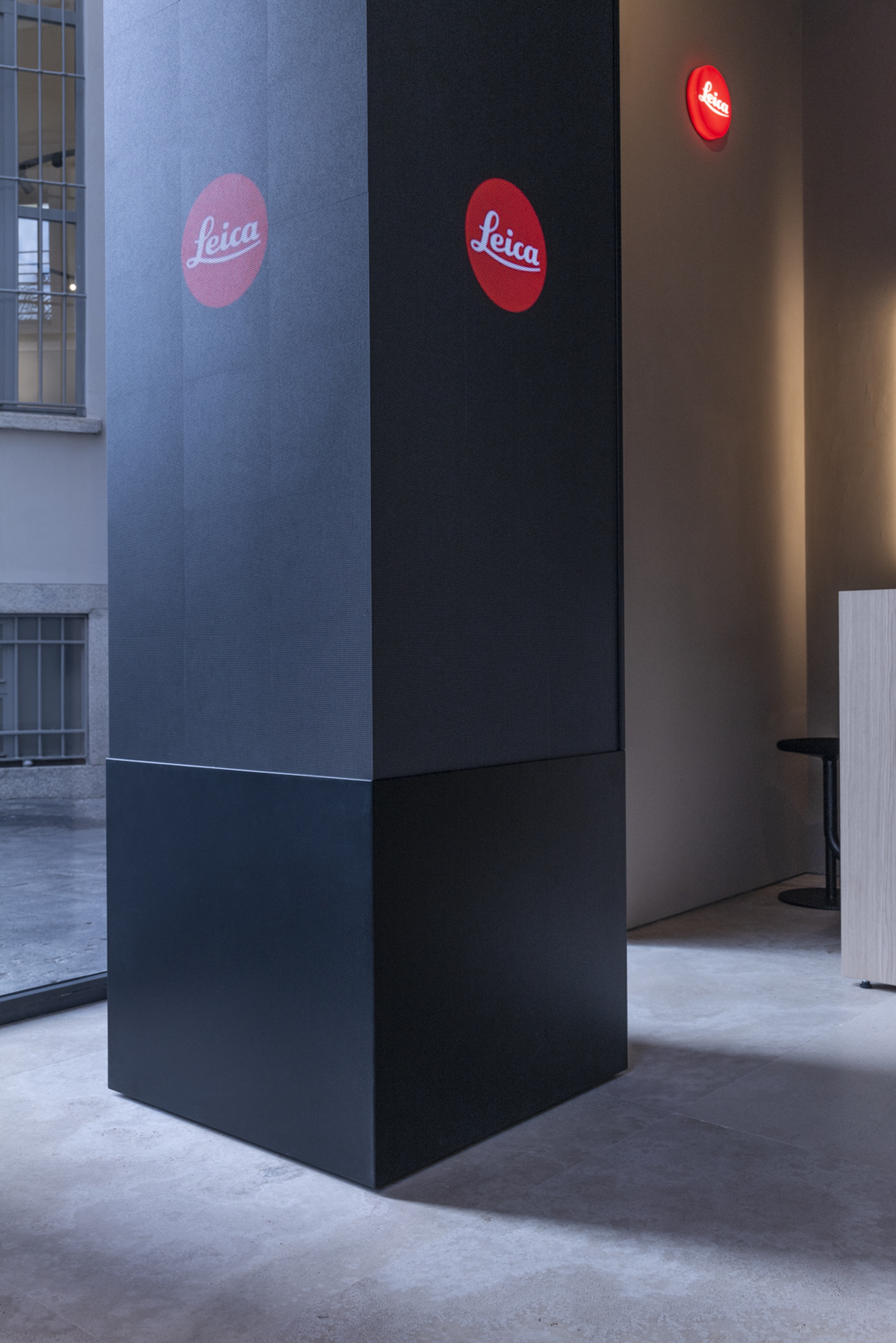 Reinforced clay finishing plaster TerraVista Plus Smooth bespoke colour applied to walls and ceilings of Leica's Milan store. Project and realization by Base Interiors. Photograpy: Alba Deangelis, courtesy of Leica