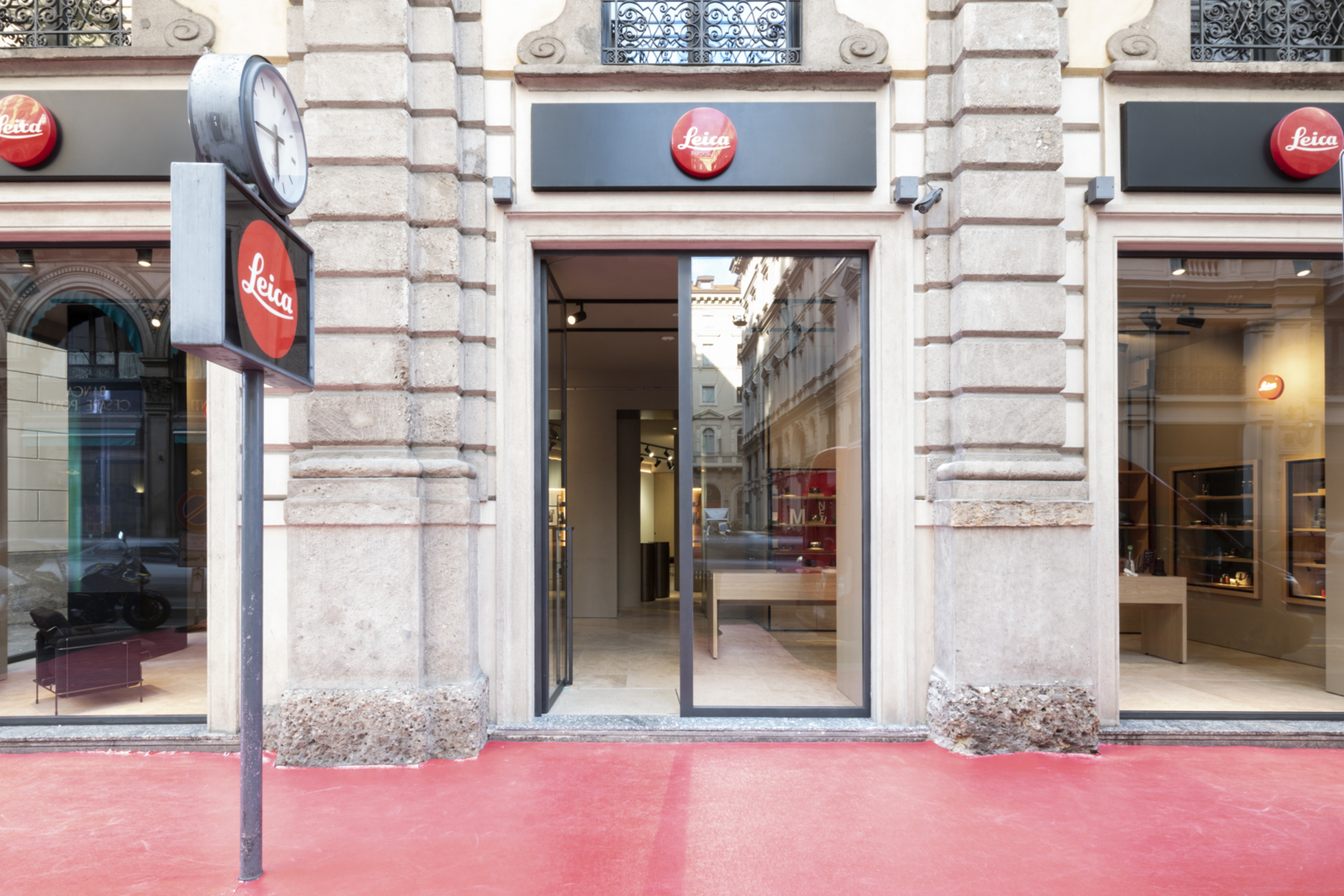 Reinforced clay finishing plaster TerraVista Plus Smooth bespoke colour applied to walls and ceilings of Leica's Milan store. Project and realization by Base Interiors. Photograpy: Alba Deangelis, courtesy of Leica