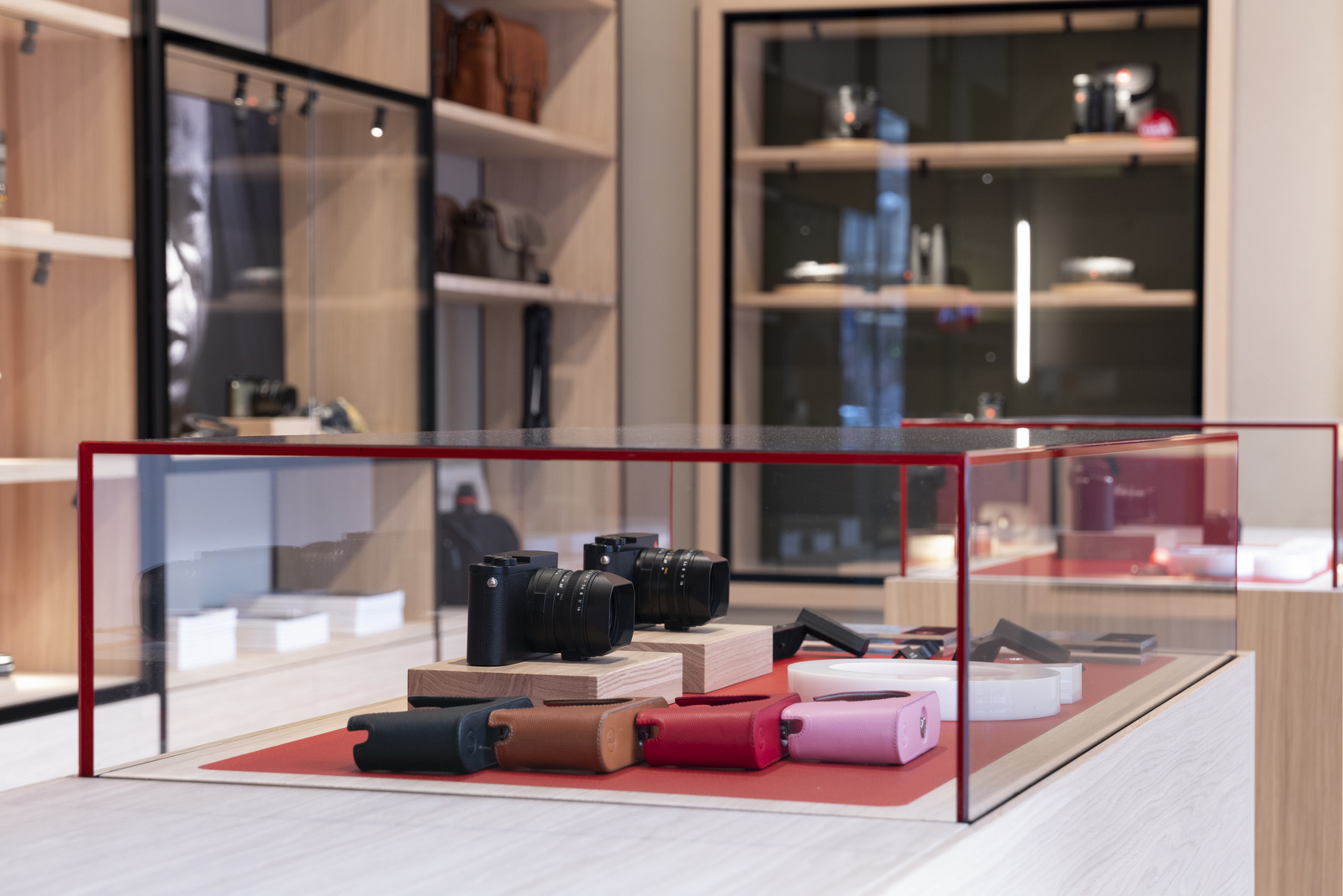 Reinforced clay finishing plaster TerraVista Plus Smooth bespoke colour applied to walls and ceilings of Leica's Milan store. Project and realization by Base Interiors. Photograpy: Alba Deangelis, courtesy of Leica