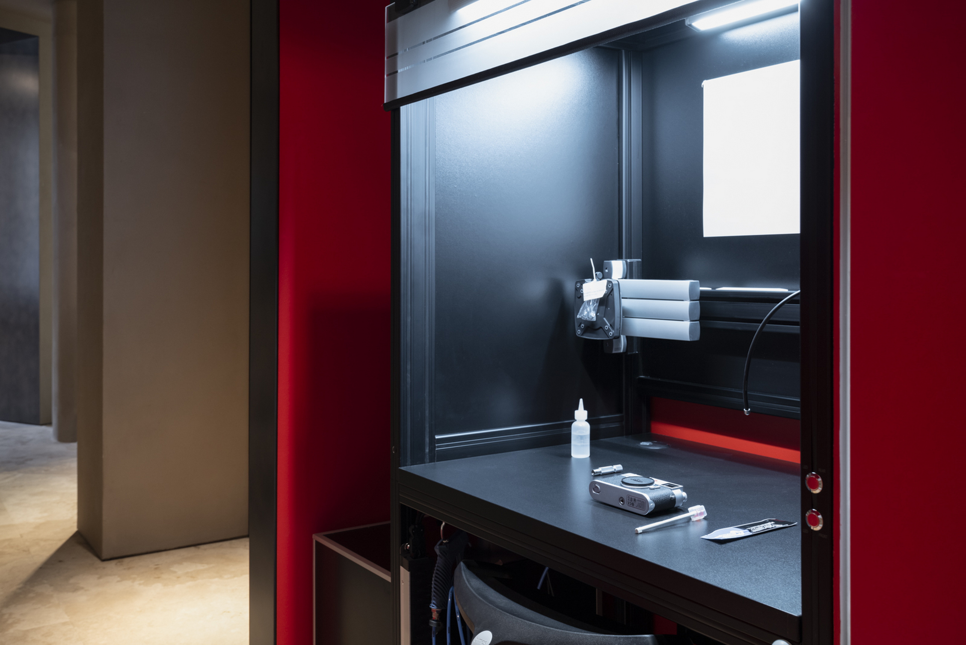 Reinforced clay finishing plaster TerraVista Plus Smooth bespoke colour applied to walls and ceilings of Leica's Milan store. Project and realization by Base Interiors. Photograpy: Alba Deangelis, courtesy of Leica