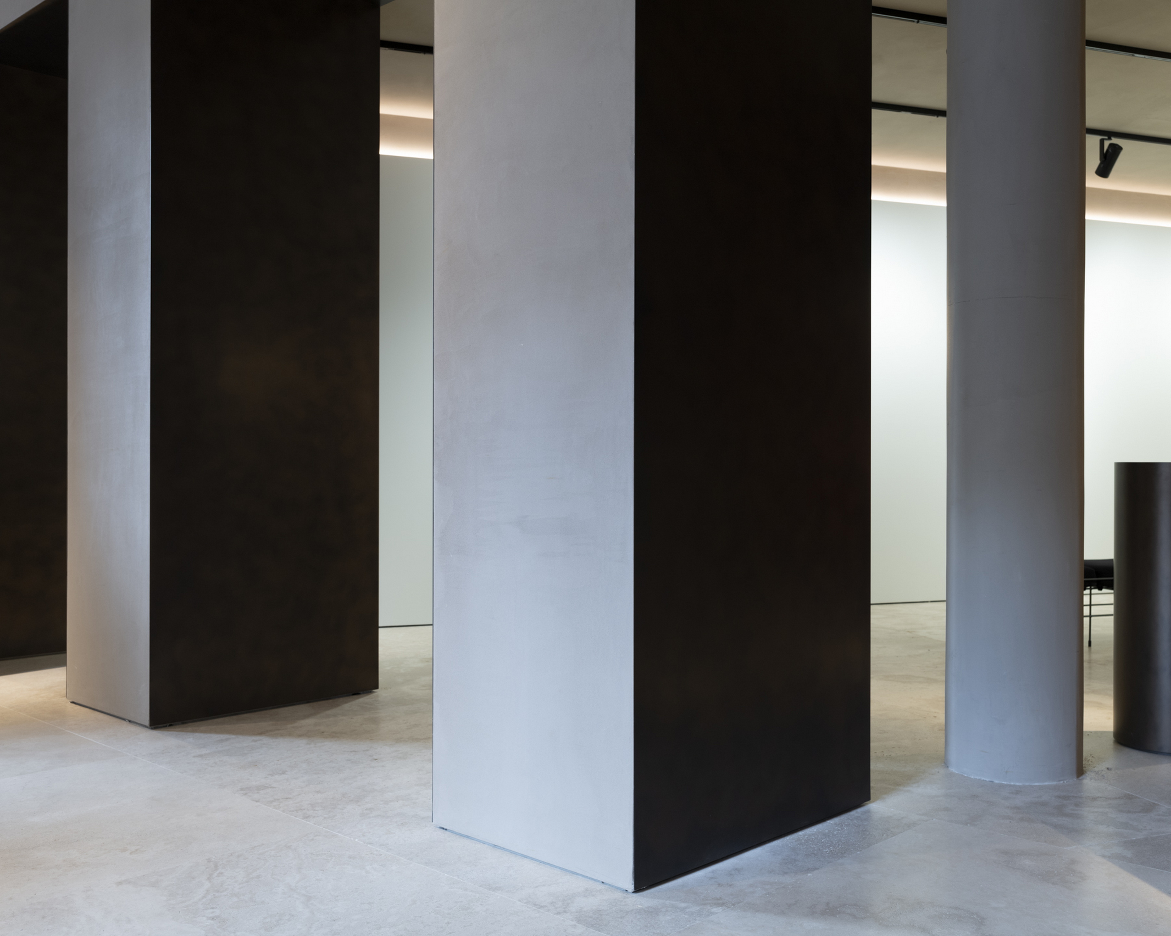 Reinforced clay finishing plaster TerraVista Plus Smooth bespoke colour applied to walls and ceilings of Leica's Milan store. Project and realization by Base Interiors. Photograpy: Alba Deangelis, courtesy of Leica