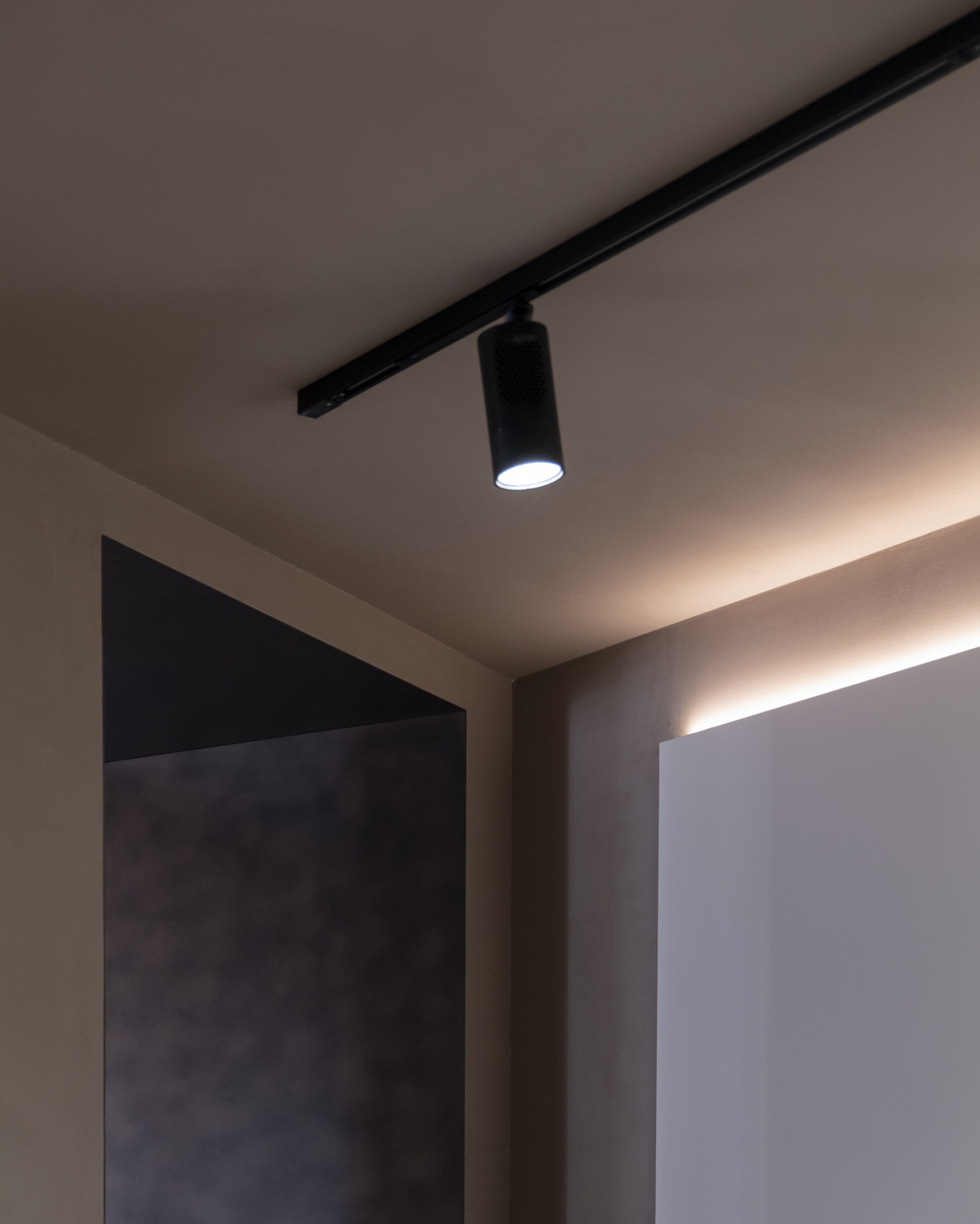 Reinforced clay finishing plaster TerraVista Plus Smooth bespoke colour applied to walls and ceilings of Leica's Milan store. Project and realization by Base Interiors. Photograpy: Alba Deangelis, courtesy of Leica