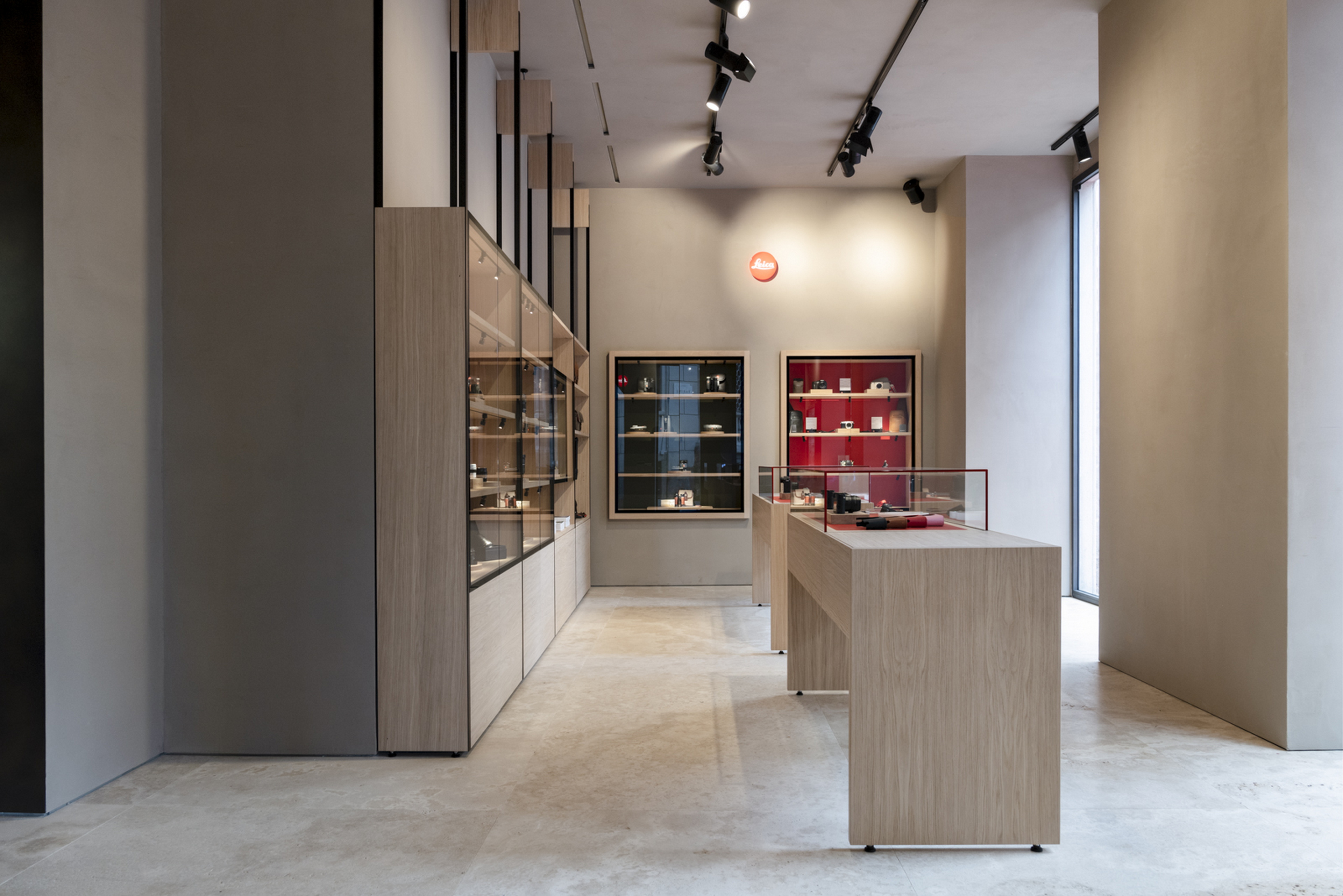 Intonaco di finitura rinforzato in argilla TerraVista Plus Liscio, colore su misura applicato su pareti e soffitti del Leica store di Milano. Progetto e realizzazione di Base Interiors. Fotografia: Alba Deangelis, per gentile concessione di Leica