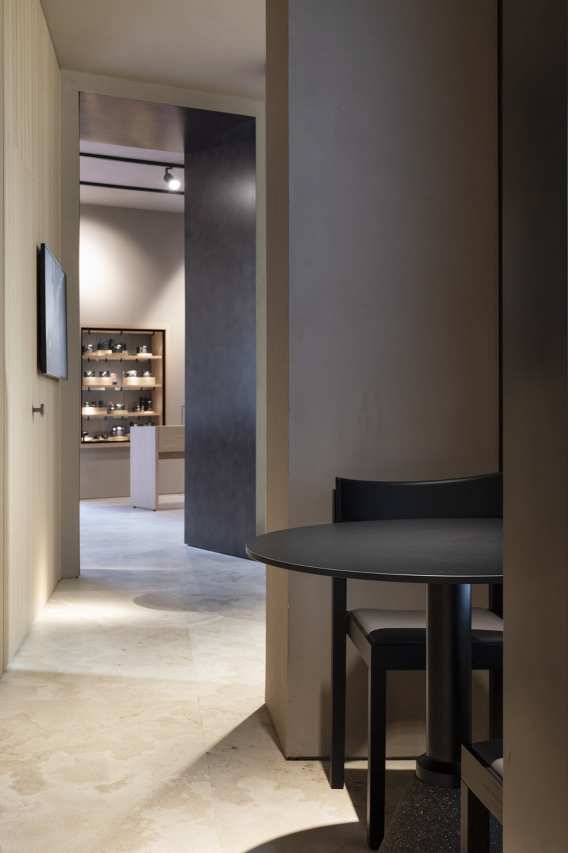 Intonaco di finitura rinforzato in argilla TerraVista Plus Liscio, colore su misura applicato su pareti e soffitti del Leica store di Milano. Progetto e realizzazione di Base Interiors. Fotografia: Alba Deangelis, per gentile concessione di Leica