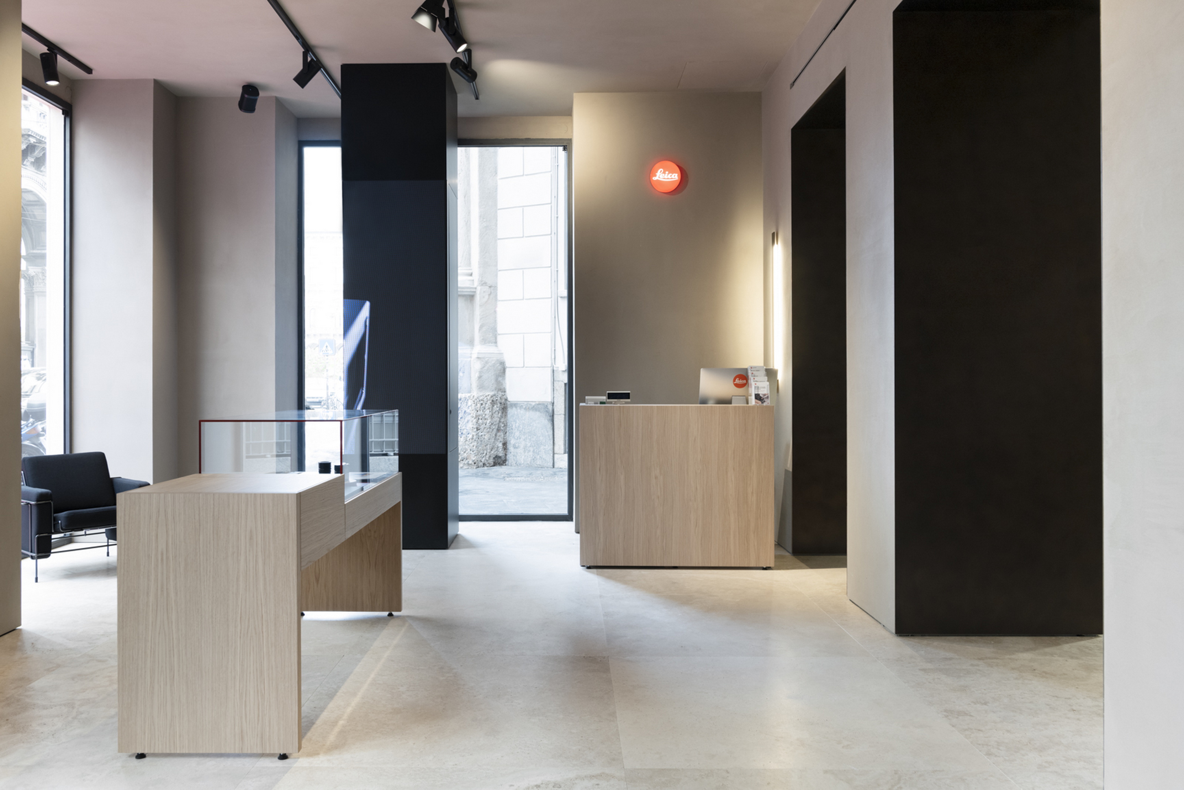 Intonaco di finitura rinforzato in argilla TerraVista Plus Liscio, colore su misura applicato su pareti e soffitti del Leica store di Milano. Progetto e realizzazione di Base Interiors. Fotografia: Alba Deangelis, per gentile concessione di Leica