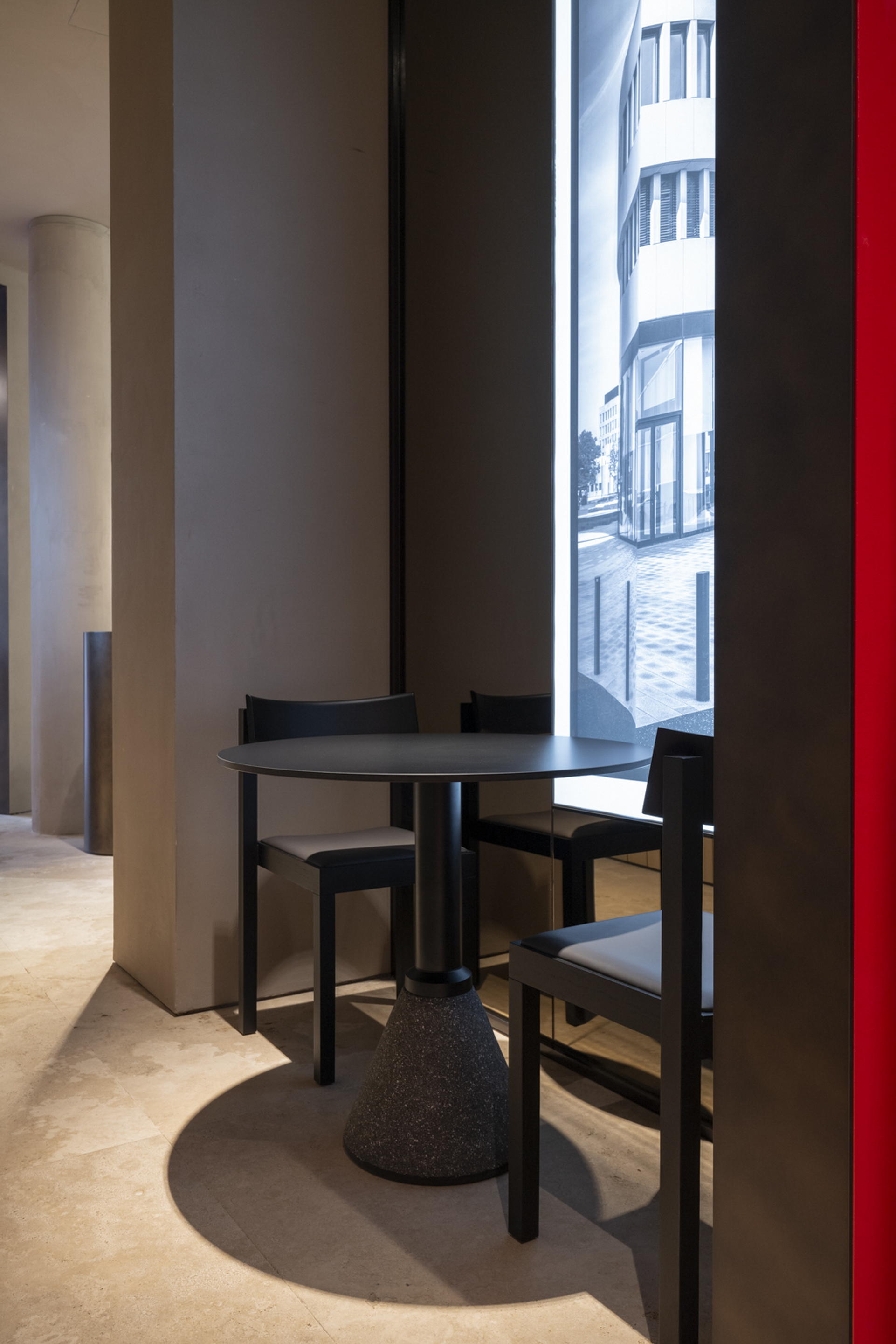 Intonaco di finitura rinforzato in argilla TerraVista Plus Liscio, colore su misura applicato su pareti e soffitti del Leica store di Milano. Progetto e realizzazione di Base Interiors. Fotografia: Alba Deangelis, per gentile concessione di Leica