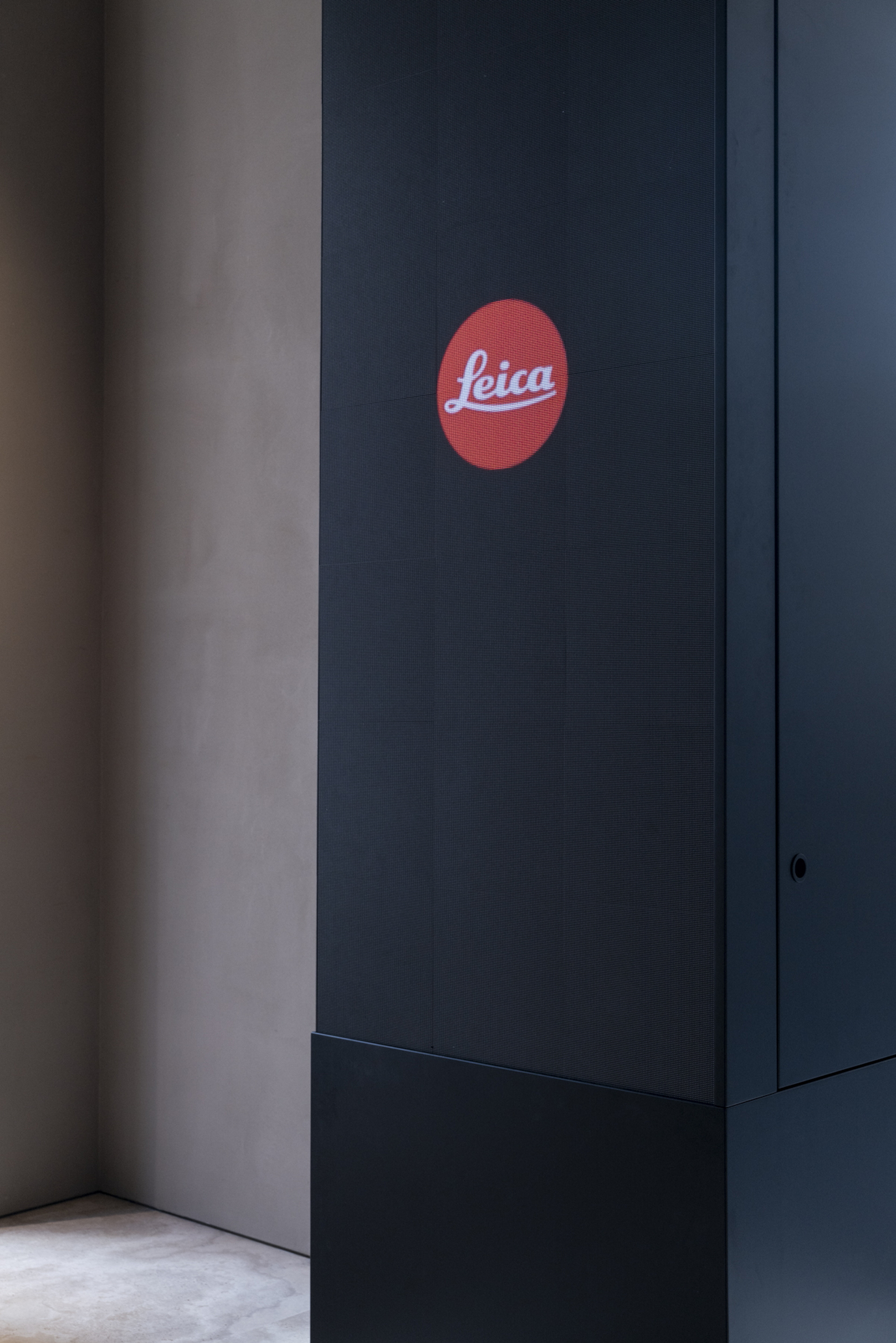 Intonaco di finitura rinforzato in argilla TerraVista Plus Liscio, colore su misura applicato su pareti e soffitti del Leica store di Milano. Progetto e realizzazione di Base Interiors. Fotografia: Alba Deangelis, per gentile concessione di Leica