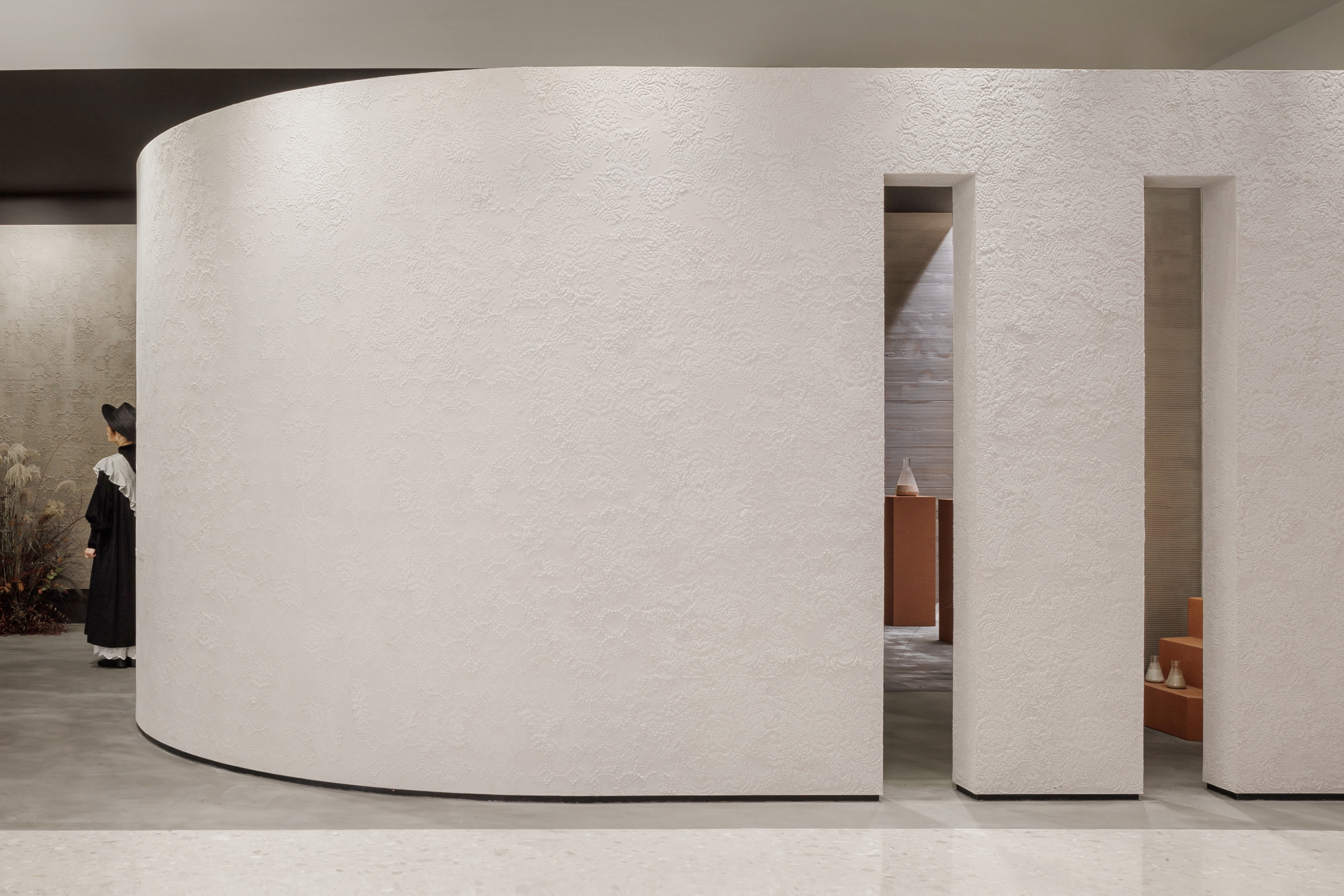 Wide selection of clay finishes in multiple colours applied to walls, floors, displays and panelling of the new MATTEOBRIONI flagship store in the CIMEN centre of Shanghai designed by UD Studio. Photography: courtesy of GEECASA