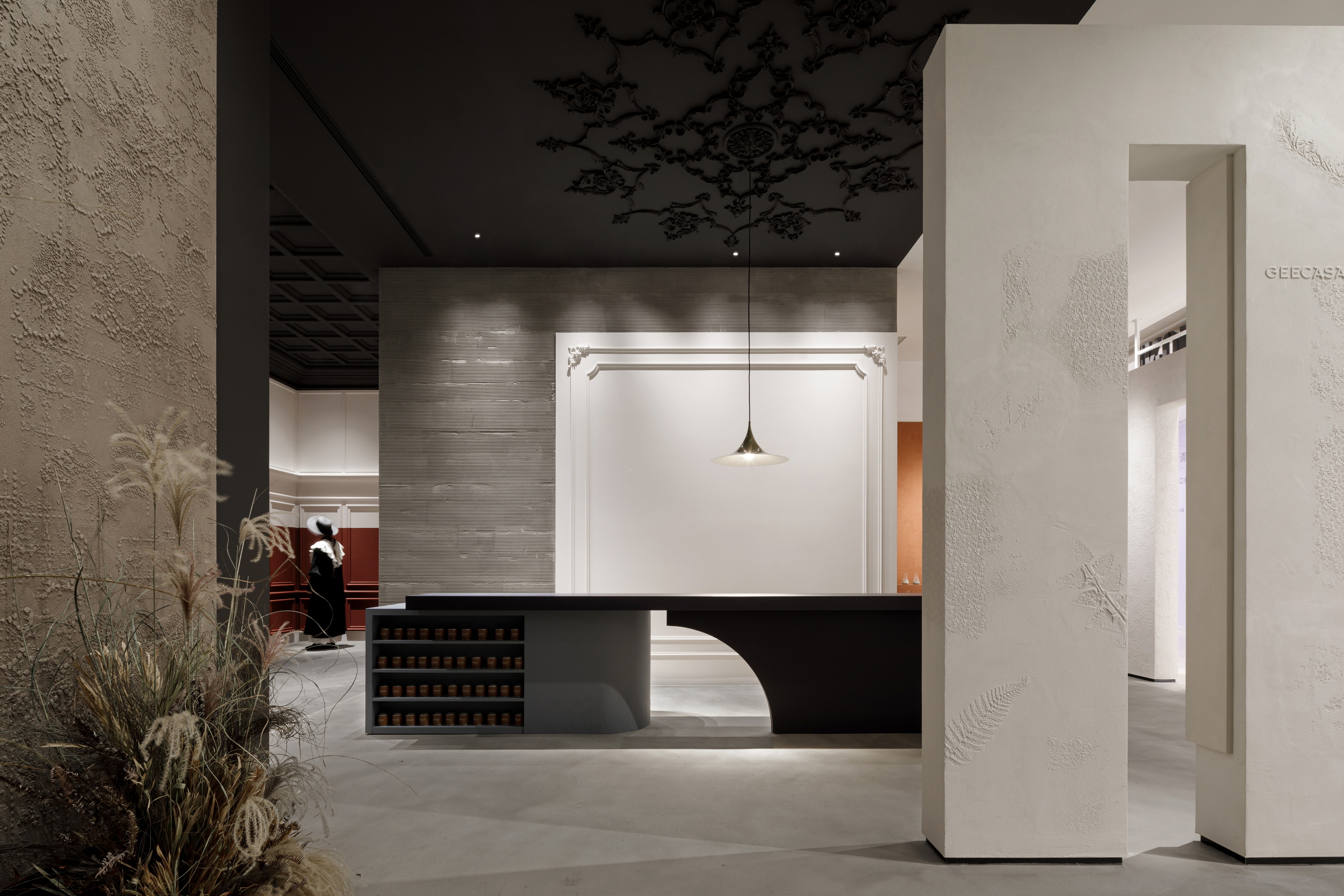 Wide selection of clay finishes in multiple colours applied to walls, floors, displays and panelling of the new MATTEOBRIONI flagship store in the CIMEN centre of Shanghai designed by UD Studio. Photography: courtesy of GEECASA