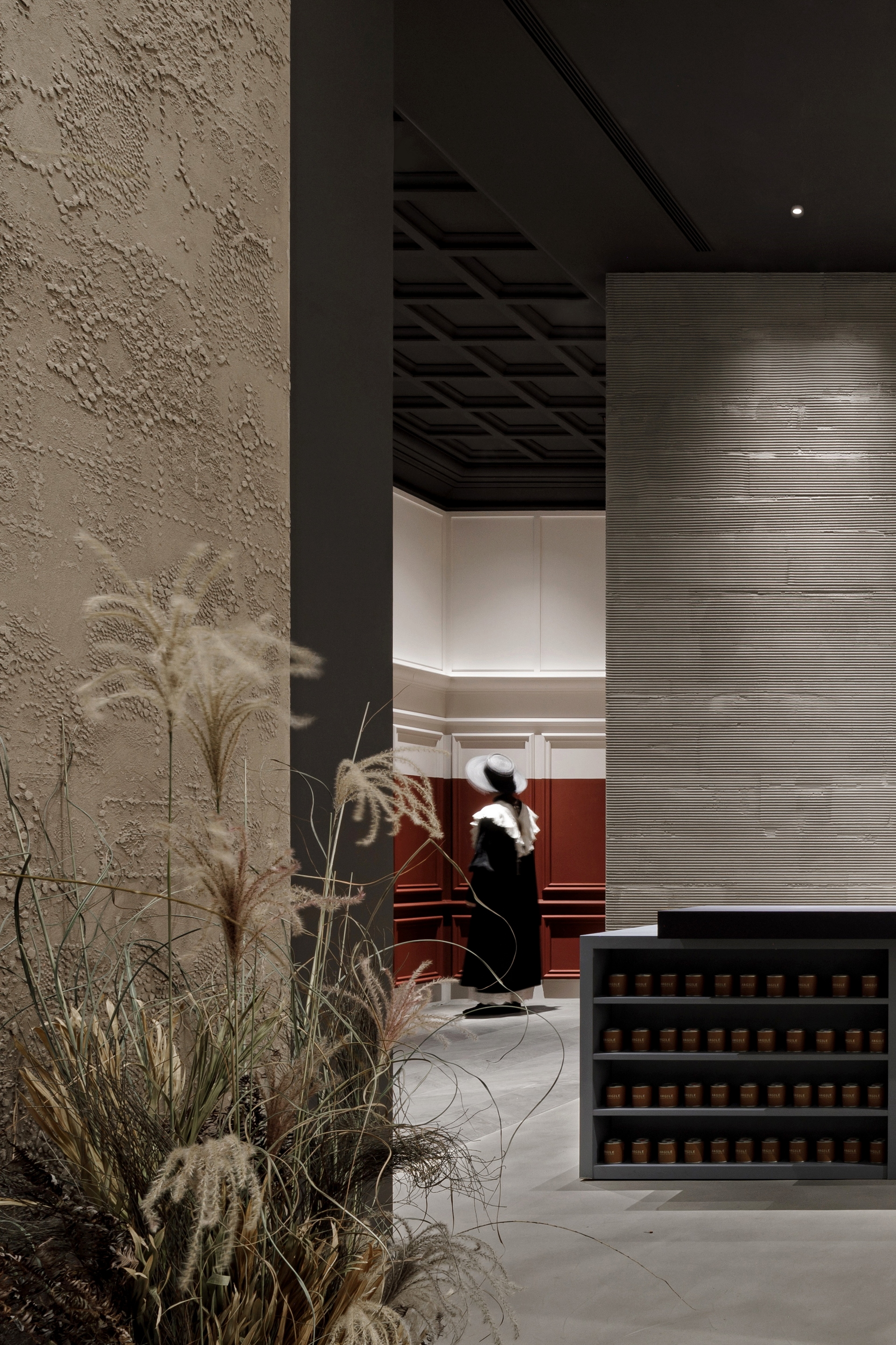 Wide selection of clay finishes in multiple colours applied to walls, floors, displays and panelling of the new MATTEOBRIONI flagship store in the CIMEN centre of Shanghai designed by UD Studio. Photography: courtesy of GEECASA