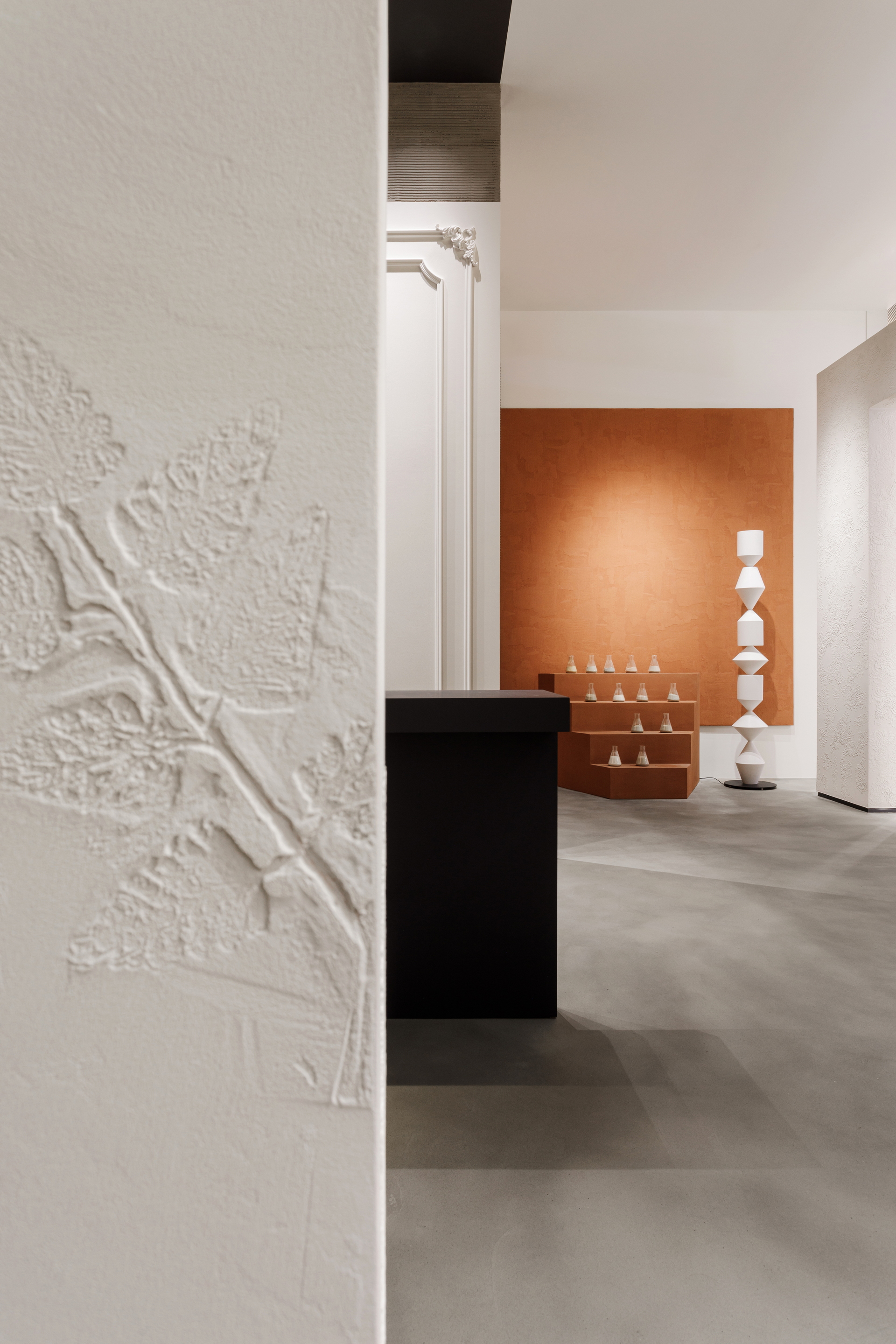 Wide selection of clay finishes in multiple colours applied to walls, floors, displays and panelling of the new MATTEOBRIONI flagship store in the CIMEN centre of Shanghai designed by UD Studio. Photography: courtesy of GEECASA