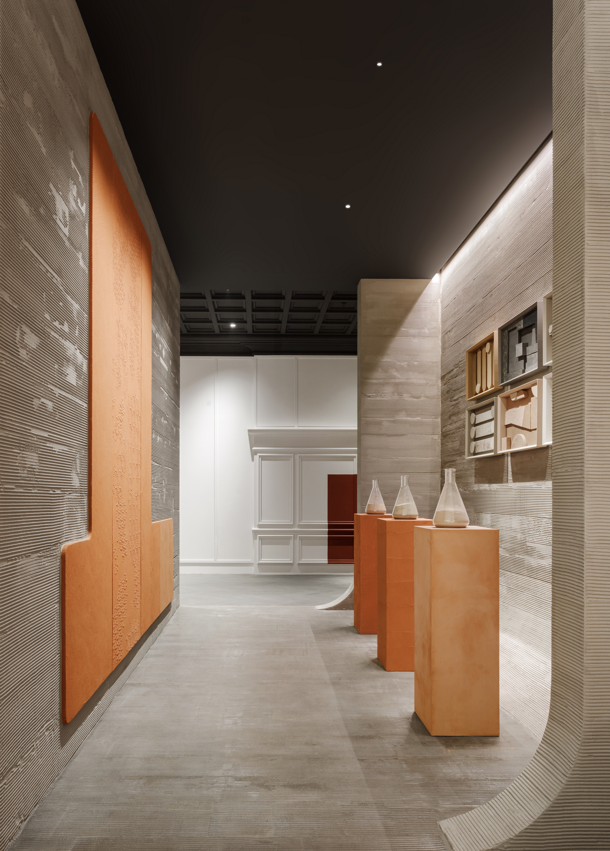 Wide selection of clay finishes in multiple colours applied to walls, floors, displays and panelling of the new MATTEOBRIONI flagship store in the CIMEN centre of Shanghai designed by UD Studio. Photography: courtesy of GEECASA
