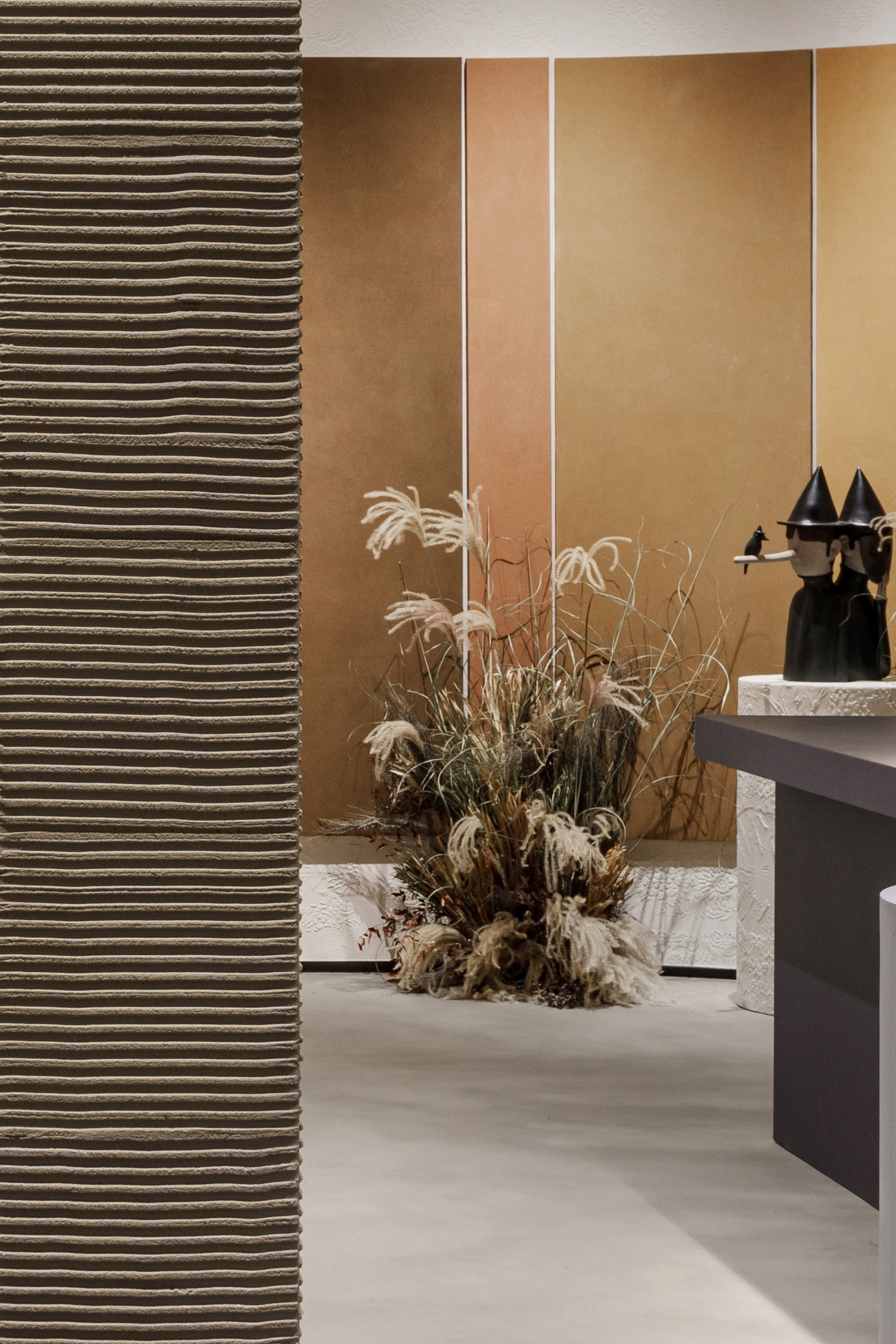 Wide selection of clay finishes in multiple colours applied to walls, floors, displays and panelling of the new MATTEOBRIONI flagship store in the CIMEN centre of Shanghai designed by UD Studio. Photography: courtesy of GEECASA