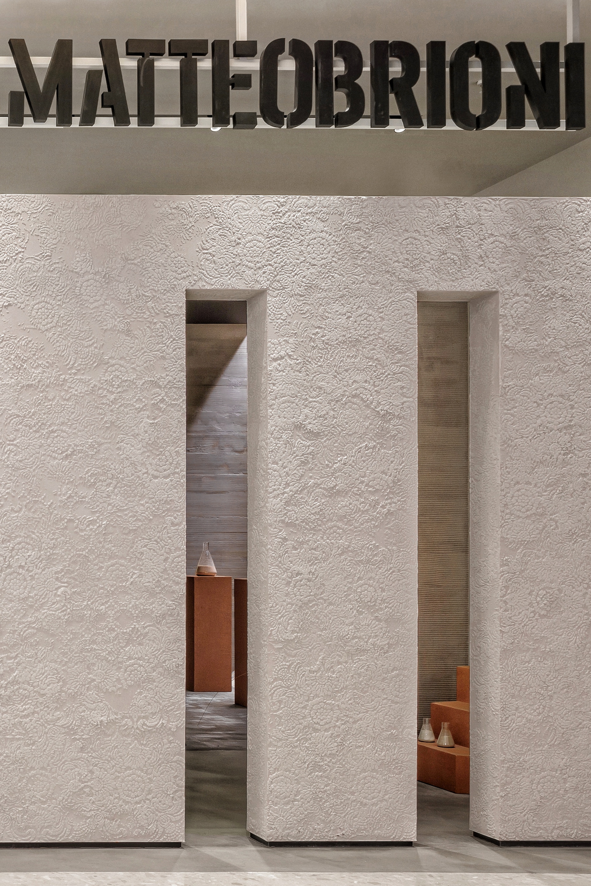 Vasta selezione di finiture in argilla in molteplici colorazioni applicate su pareti, pavimenti, espositori e pannellature del nuovo flagship store MATTEOBRIONI nel centro CIMEN di Shanghai su progetto di UD Studio. Fotografia: per gentile concessione di GEECASA