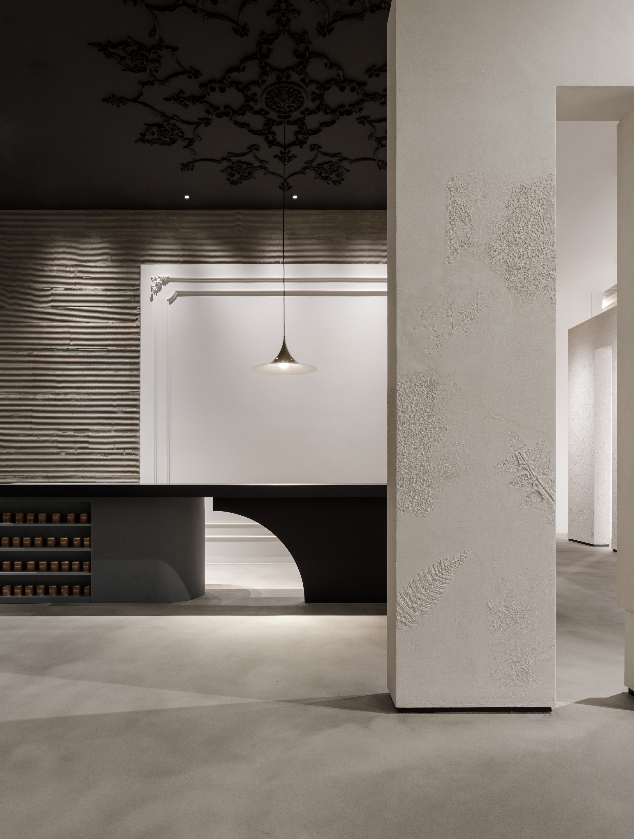 Vasta selezione di finiture in argilla in molteplici colorazioni applicate su pareti, pavimenti, espositori e pannellature del nuovo flagship store MATTEOBRIONI nel centro CIMEN di Shanghai su progetto di UD Studio. Fotografia: per gentile concessione di GEECASA