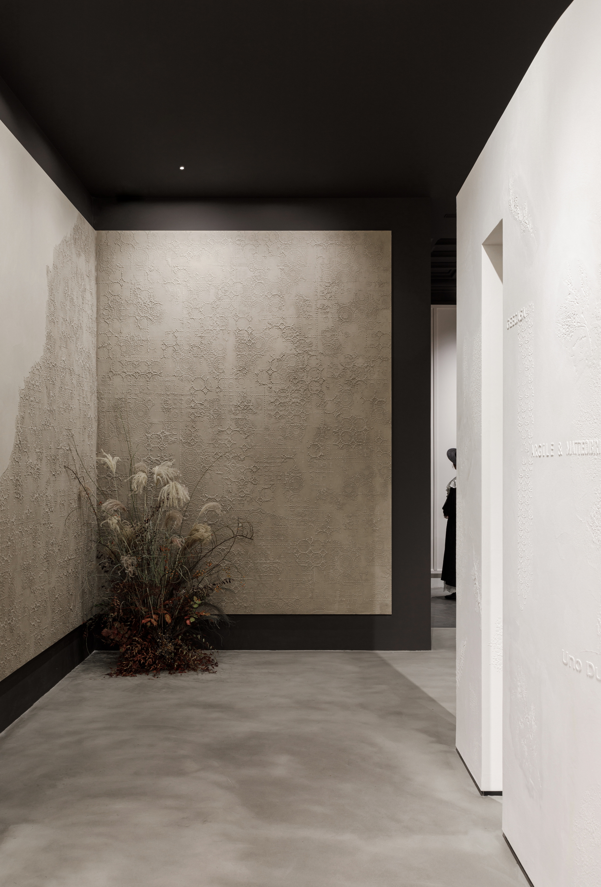 Vasta selezione di finiture in argilla in molteplici colorazioni applicate su pareti, pavimenti, espositori e pannellature del nuovo flagship store MATTEOBRIONI nel centro CIMEN di Shanghai su progetto di UD Studio. Fotografia: per gentile concessione di GEECASA