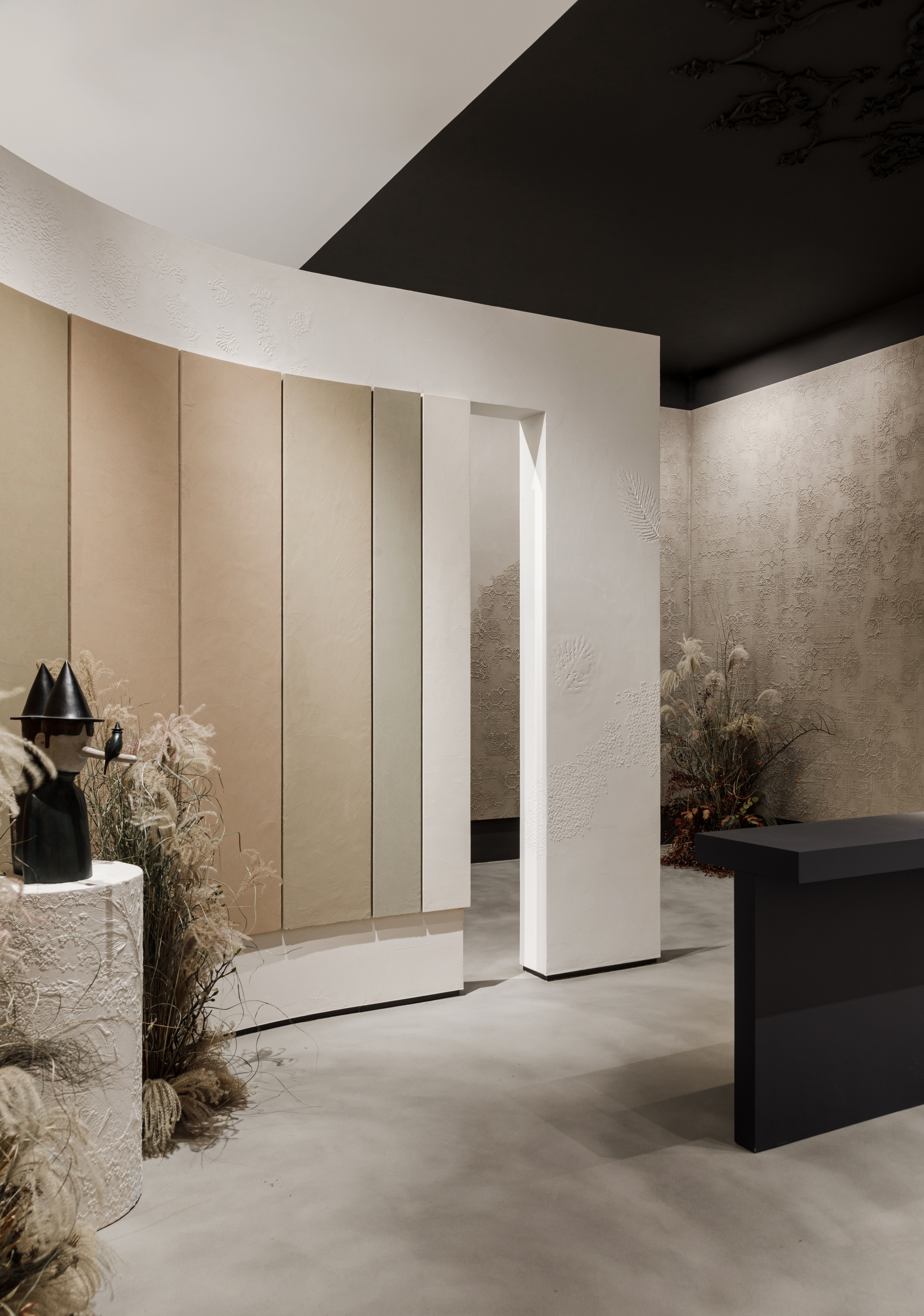 Vasta selezione di finiture in argilla in molteplici colorazioni applicate su pareti, pavimenti, espositori e pannellature del nuovo flagship store MATTEOBRIONI nel centro CIMEN di Shanghai su progetto di UD Studio. Fotografia: per gentile concessione di GEECASA