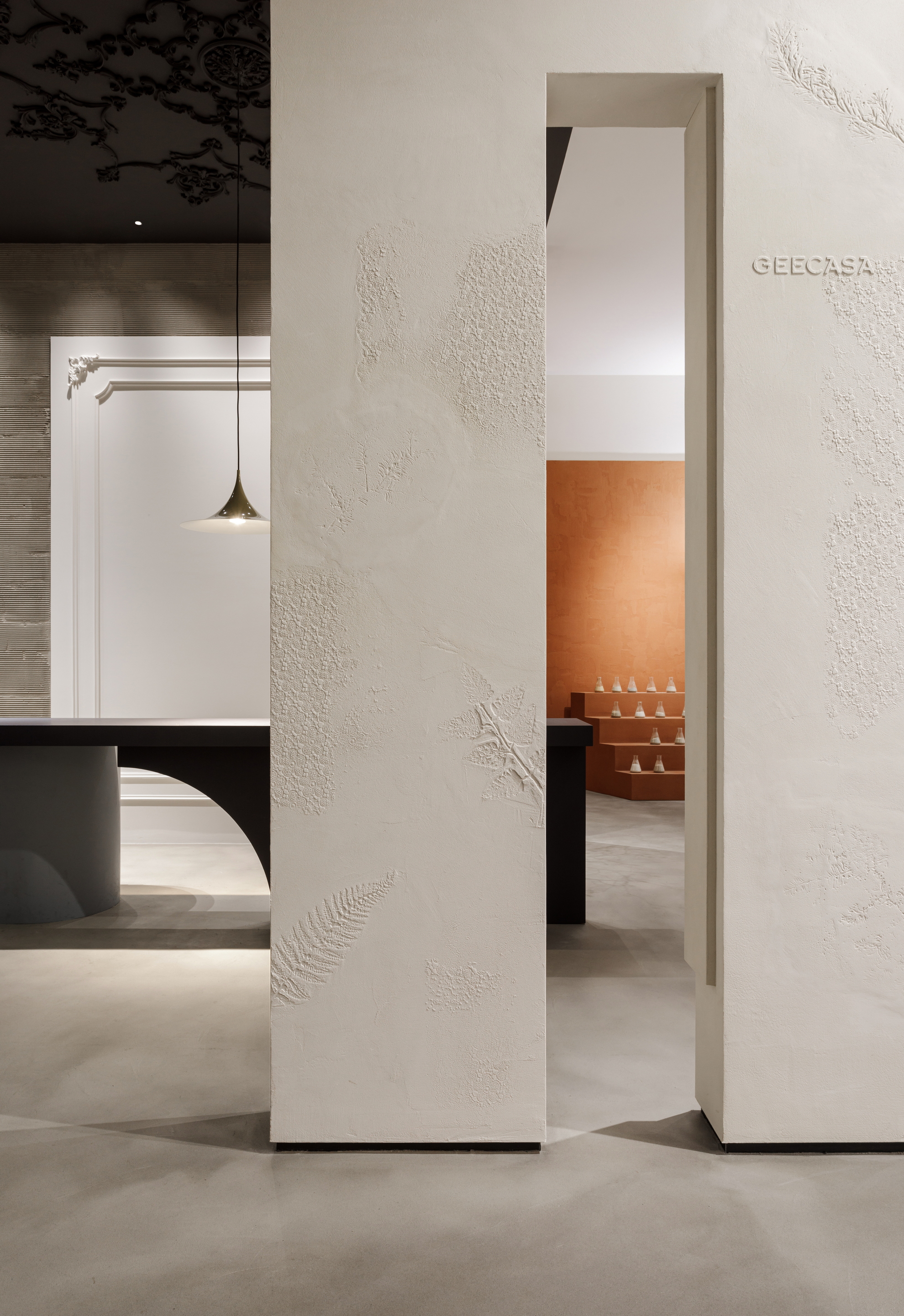 Vasta selezione di finiture in argilla in molteplici colorazioni applicate su pareti, pavimenti, espositori e pannellature del nuovo flagship store MATTEOBRIONI nel centro CIMEN di Shanghai su progetto di UD Studio. Fotografia: per gentile concessione di GEECASA