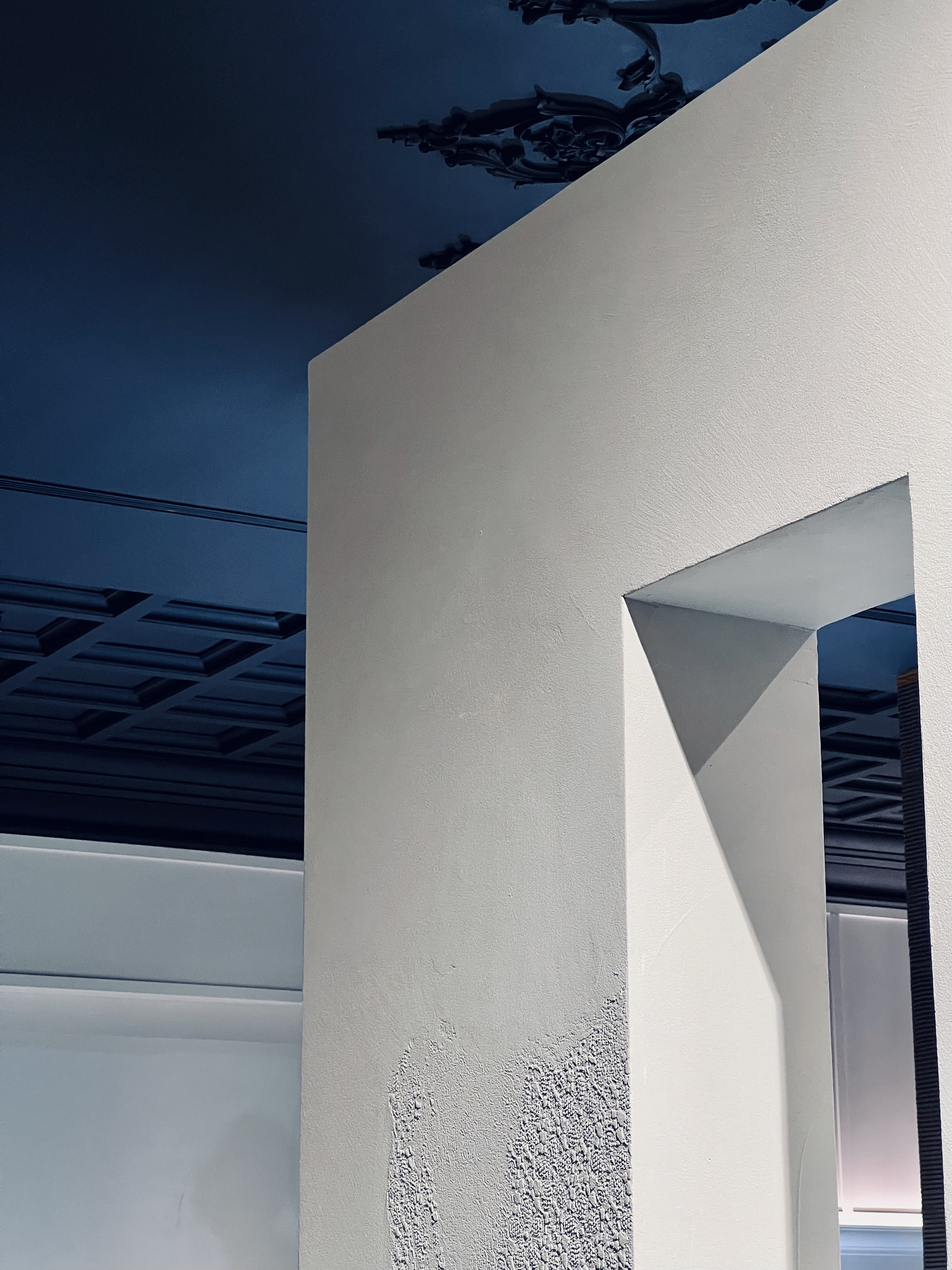 Vasta selezione di finiture in argilla in molteplici colorazioni applicate su pareti, pavimenti, espositori e pannellature del nuovo flagship store MATTEOBRIONI nel centro CIMEN di Shanghai su progetto di UD Studio. Fotografia: per gentile concessione di GEECASA