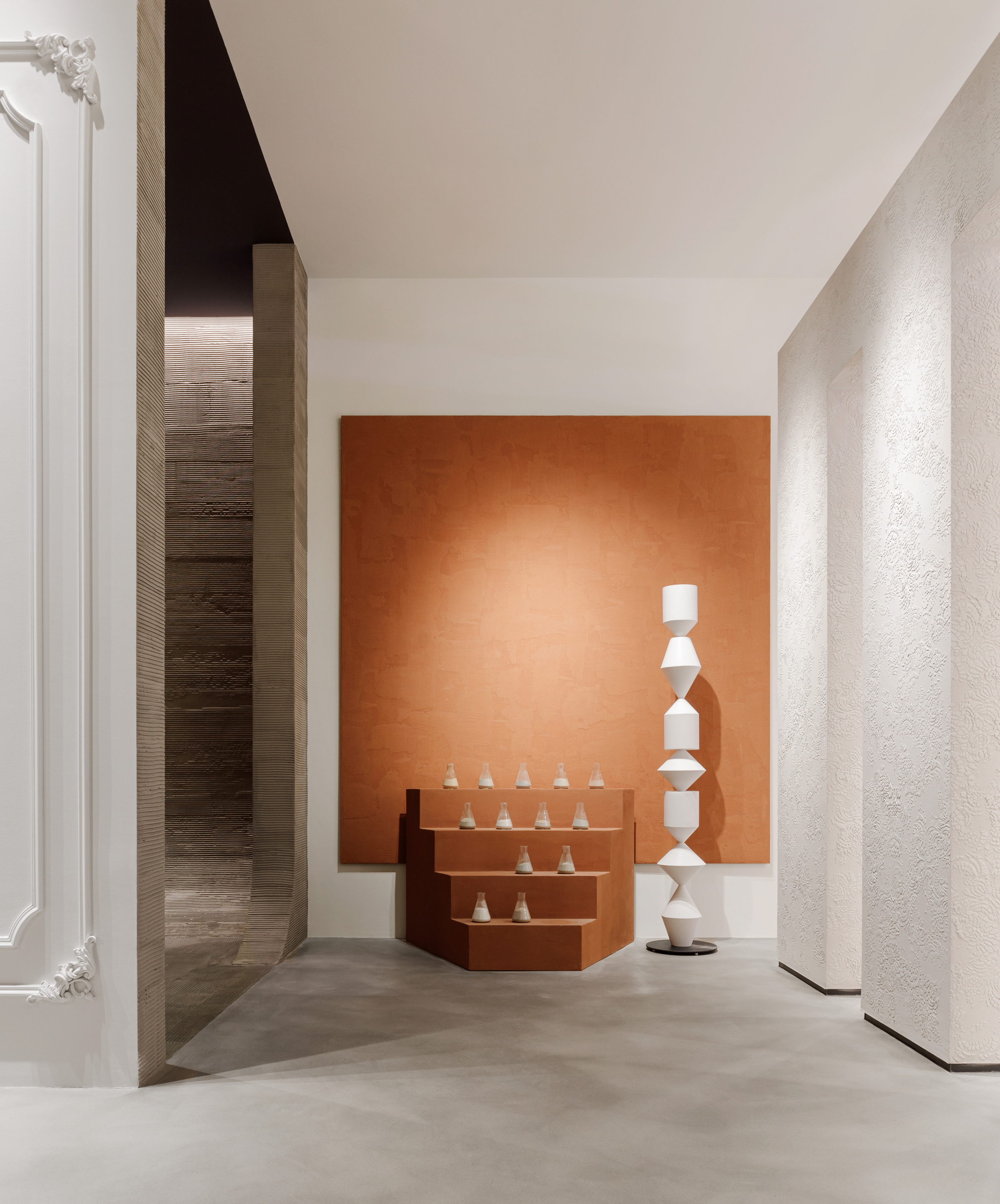 Vasta selezione di finiture in argilla in molteplici colorazioni applicate su pareti, pavimenti, espositori e pannellature del nuovo flagship store MATTEOBRIONI nel centro CIMEN di Shanghai su progetto di UD Studio. Fotografia: per gentile concessione di GEECASA