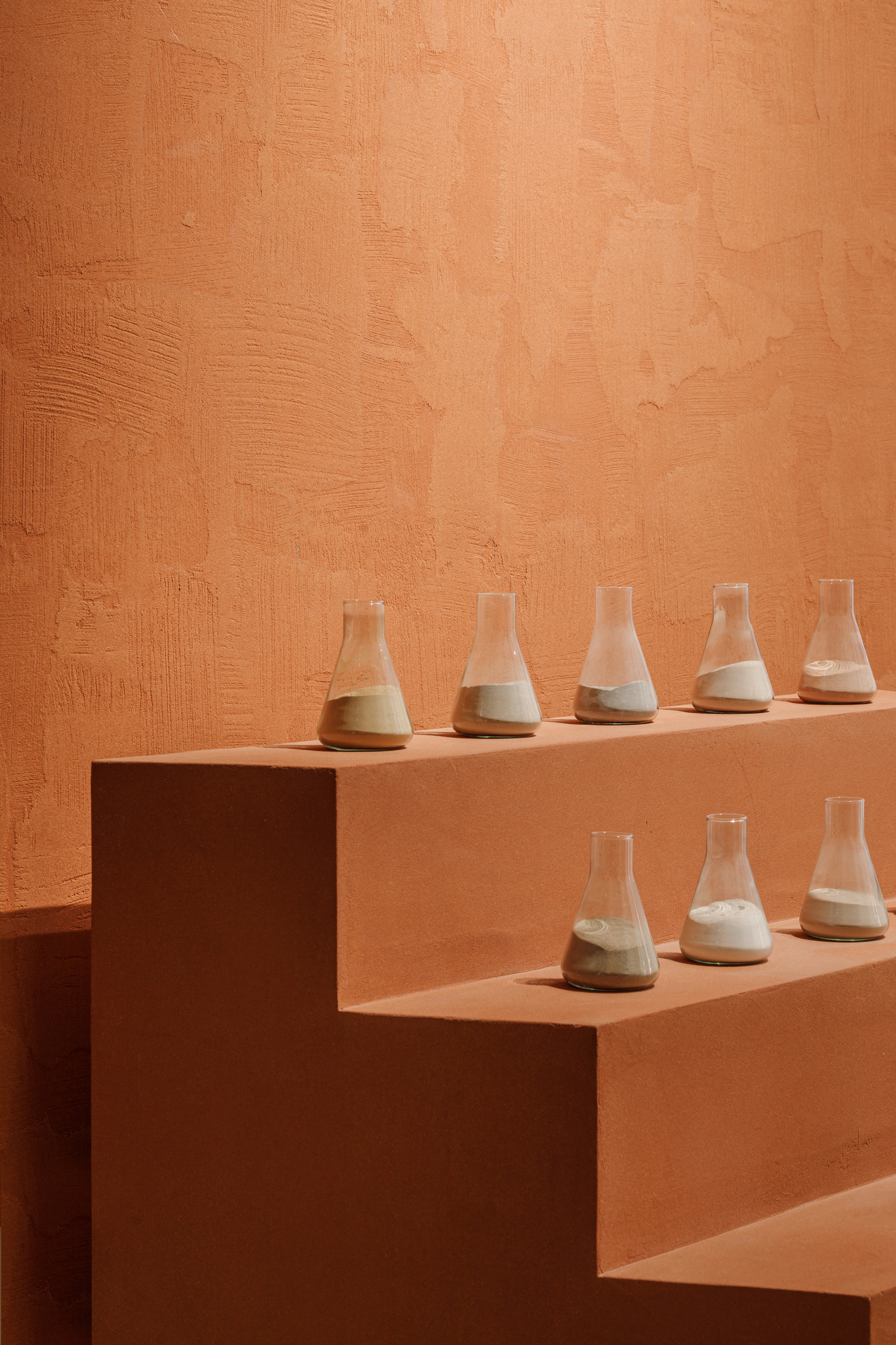 Vasta selezione di finiture in argilla in molteplici colorazioni applicate su pareti, pavimenti, espositori e pannellature del nuovo flagship store MATTEOBRIONI nel centro CIMEN di Shanghai su progetto di UD Studio. Fotografia: per gentile concessione di GEECASA