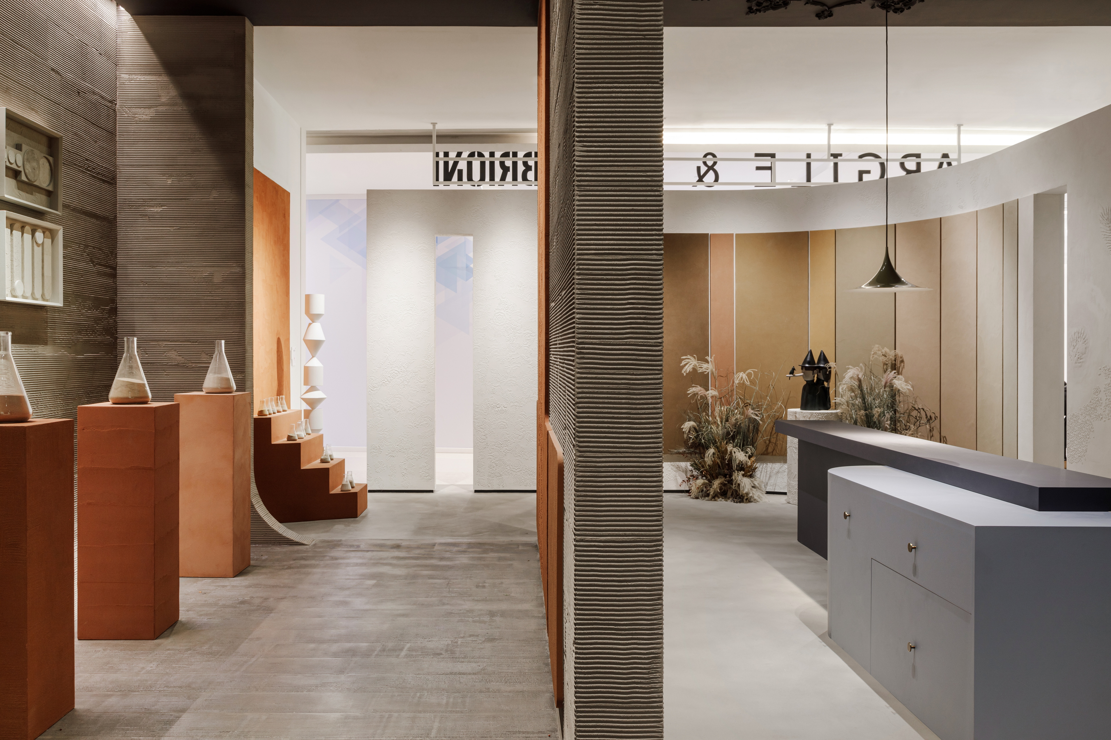 Vasta selezione di finiture in argilla in molteplici colorazioni applicate su pareti, pavimenti, espositori e pannellature del nuovo flagship store MATTEOBRIONI nel centro CIMEN di Shanghai su progetto di UD Studio. Fotografia: per gentile concessione di GEECASA