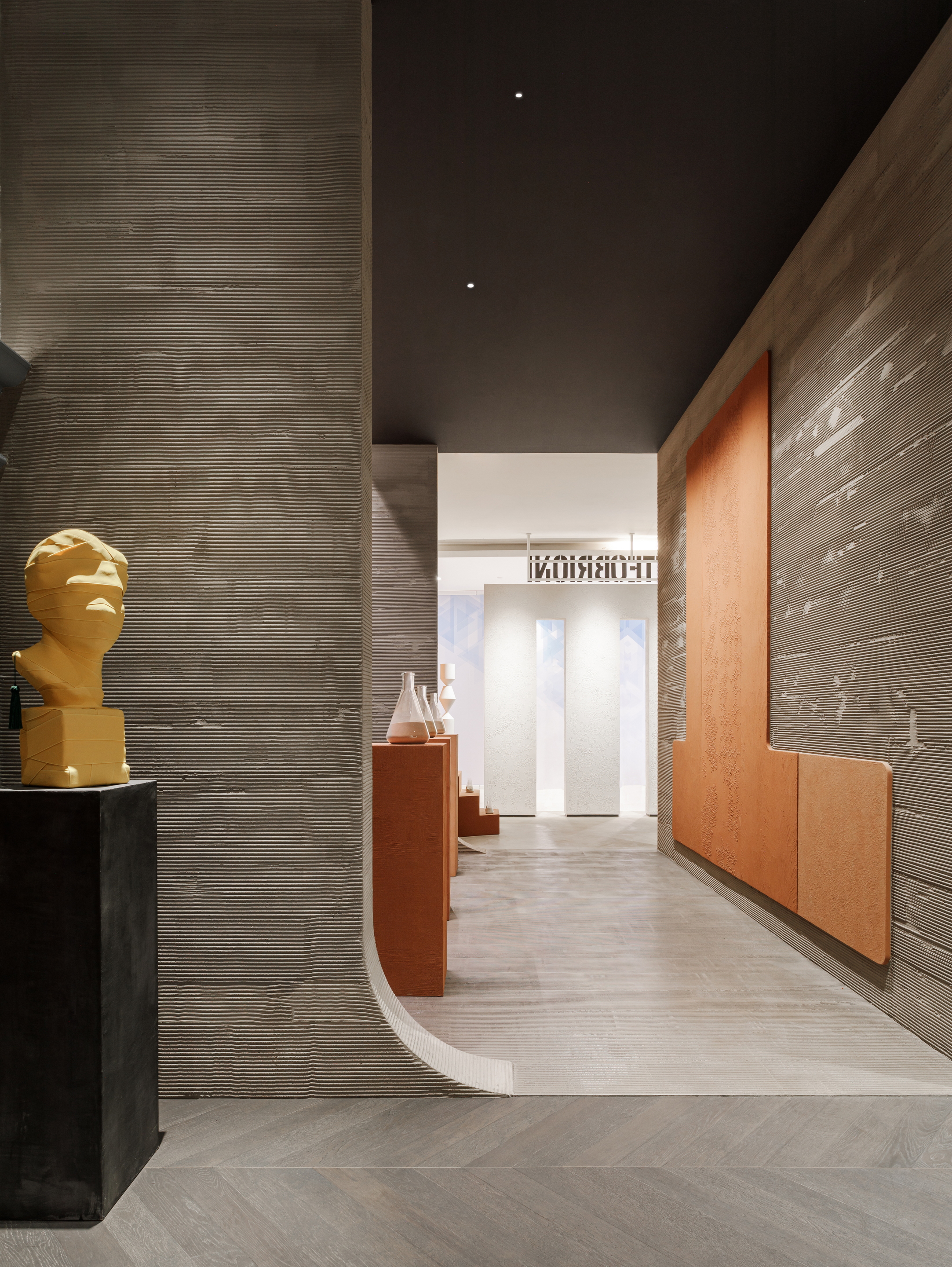 Vasta selezione di finiture in argilla in molteplici colorazioni applicate su pareti, pavimenti, espositori e pannellature del nuovo flagship store MATTEOBRIONI nel centro CIMEN di Shanghai su progetto di UD Studio. Fotografia: per gentile concessione di GEECASA