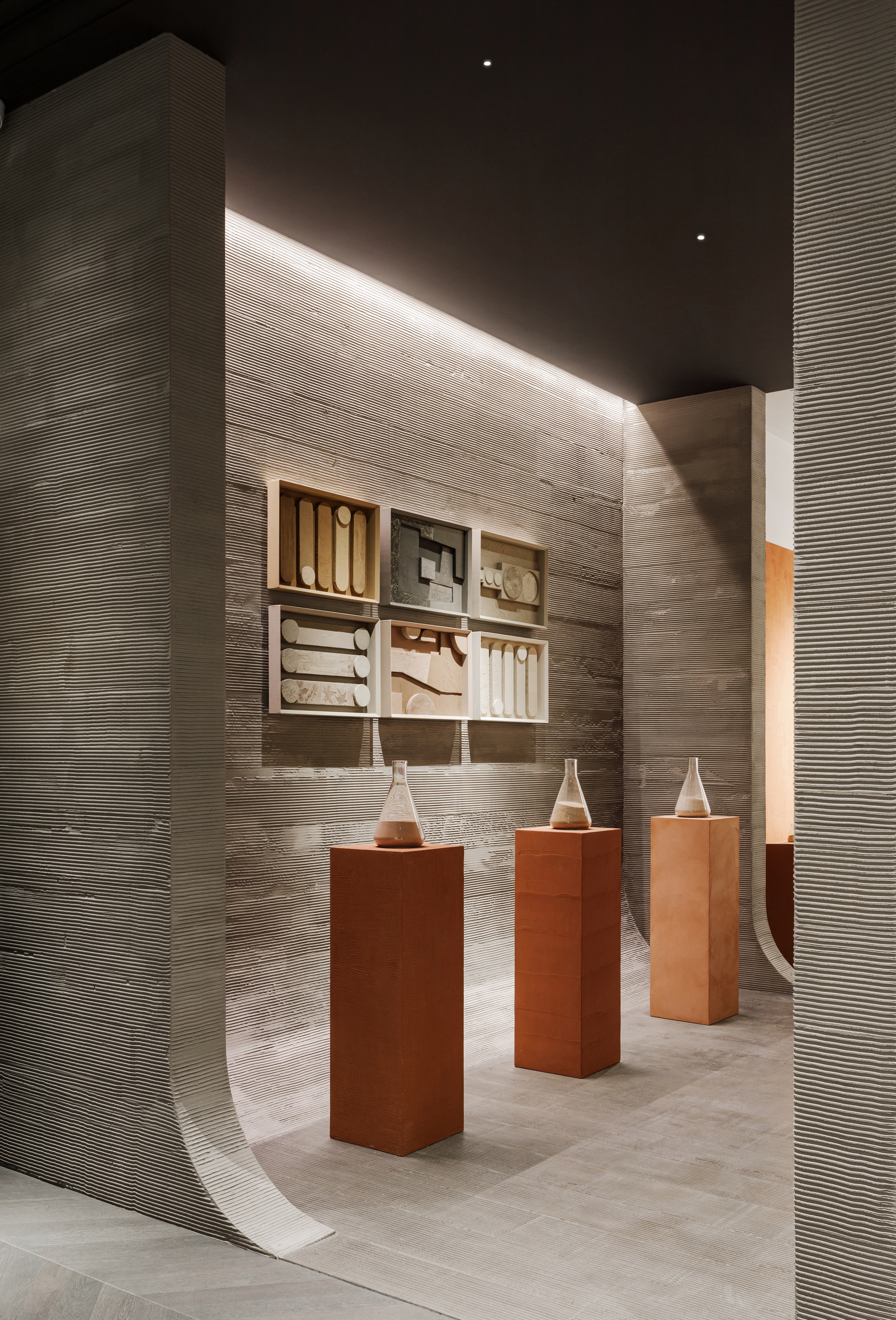 Vasta selezione di finiture in argilla in molteplici colorazioni applicate su pareti, pavimenti, espositori e pannellature del nuovo flagship store MATTEOBRIONI nel centro CIMEN di Shanghai su progetto di UD Studio. Fotografia: per gentile concessione di GEECASA