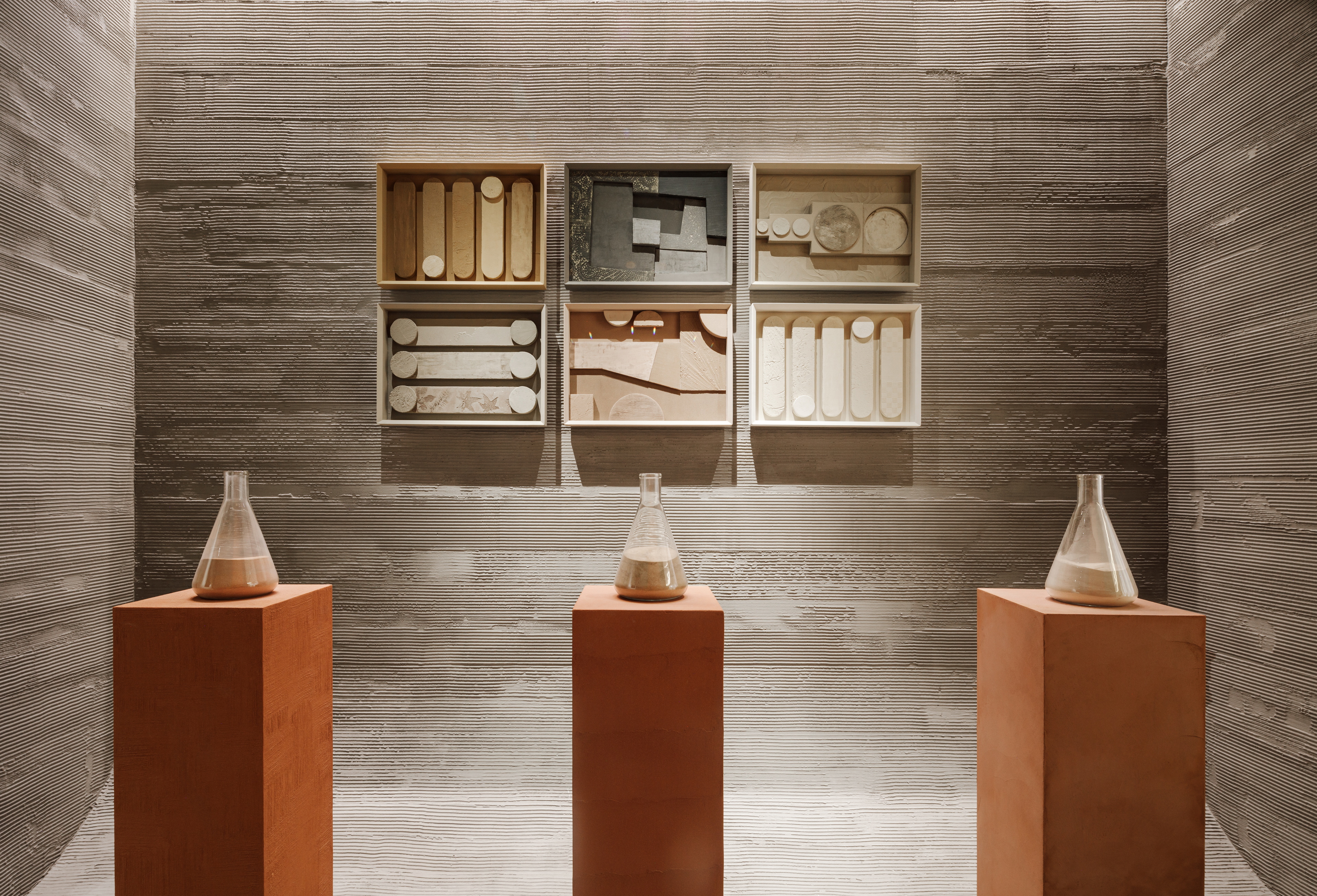 Vasta selezione di finiture in argilla in molteplici colorazioni applicate su pareti, pavimenti, espositori e pannellature del nuovo flagship store MATTEOBRIONI nel centro CIMEN di Shanghai su progetto di UD Studio. Fotografia: per gentile concessione di GEECASA