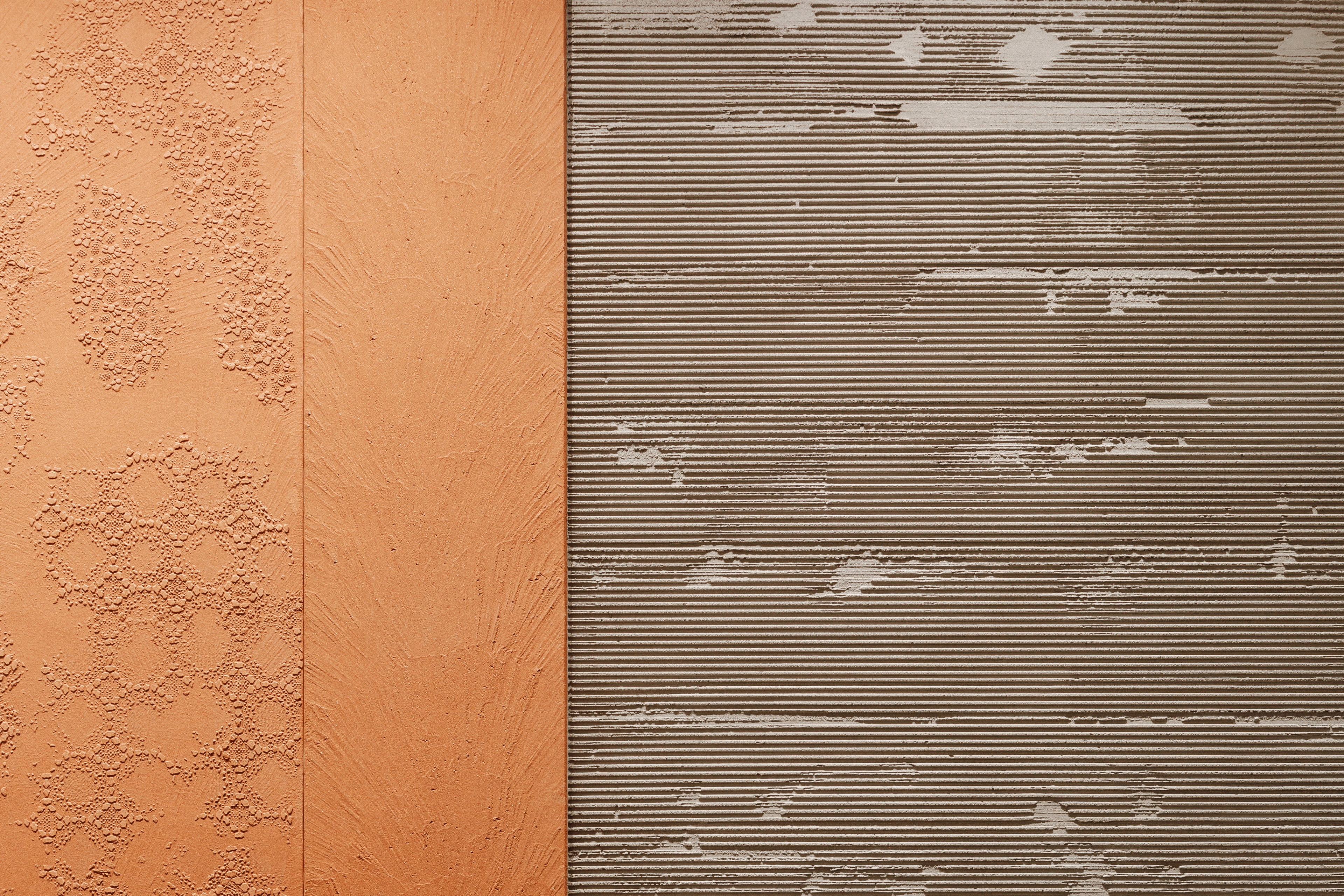 Vasta selezione di finiture in argilla in molteplici colorazioni applicate su pareti, pavimenti, espositori e pannellature del nuovo flagship store MATTEOBRIONI nel centro CIMEN di Shanghai su progetto di UD Studio. Fotografia: per gentile concessione di GEECASA