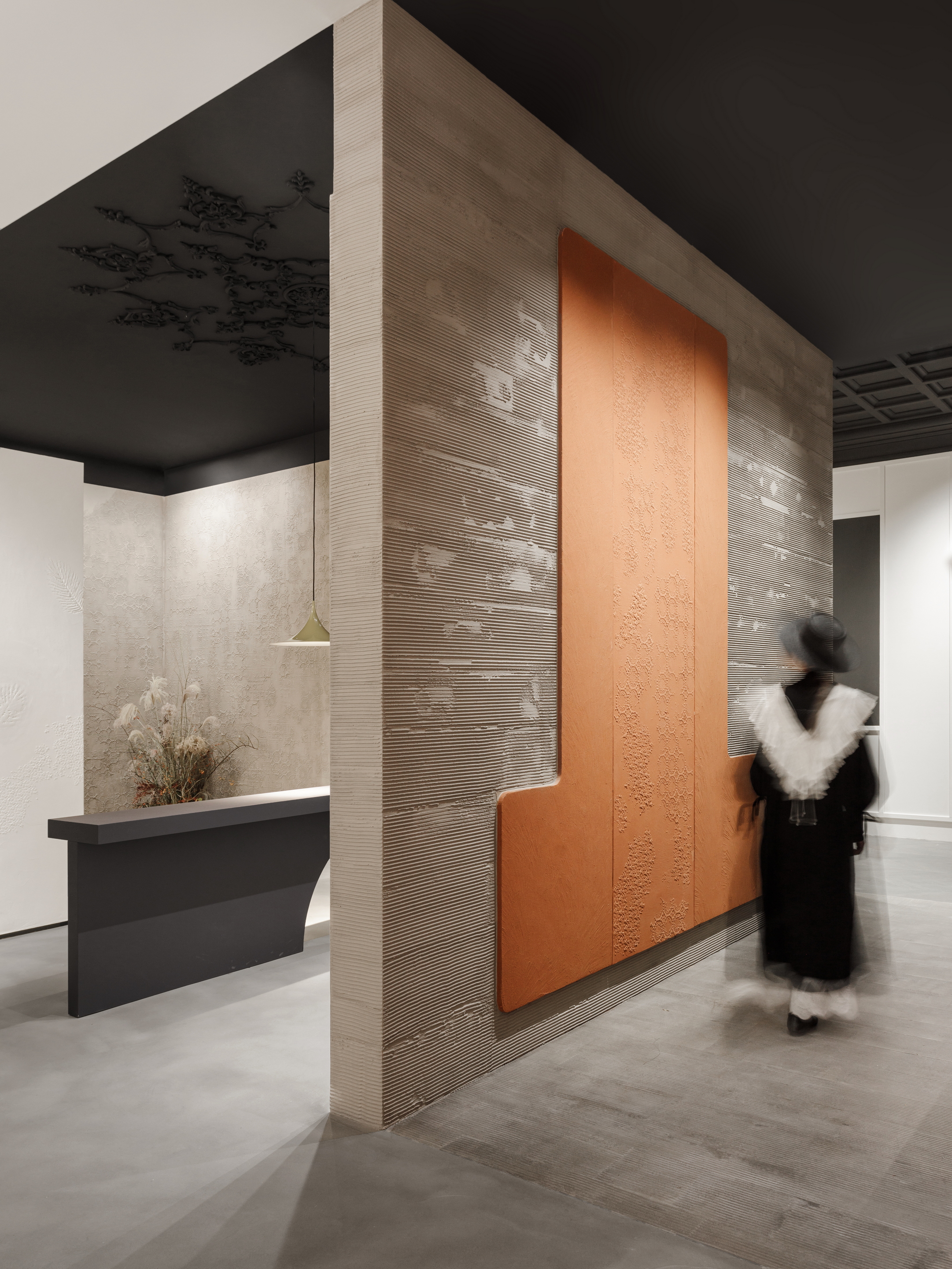 Vasta selezione di finiture in argilla in molteplici colorazioni applicate su pareti, pavimenti, espositori e pannellature del nuovo flagship store MATTEOBRIONI nel centro CIMEN di Shanghai su progetto di UD Studio. Fotografia: per gentile concessione di GEECASA