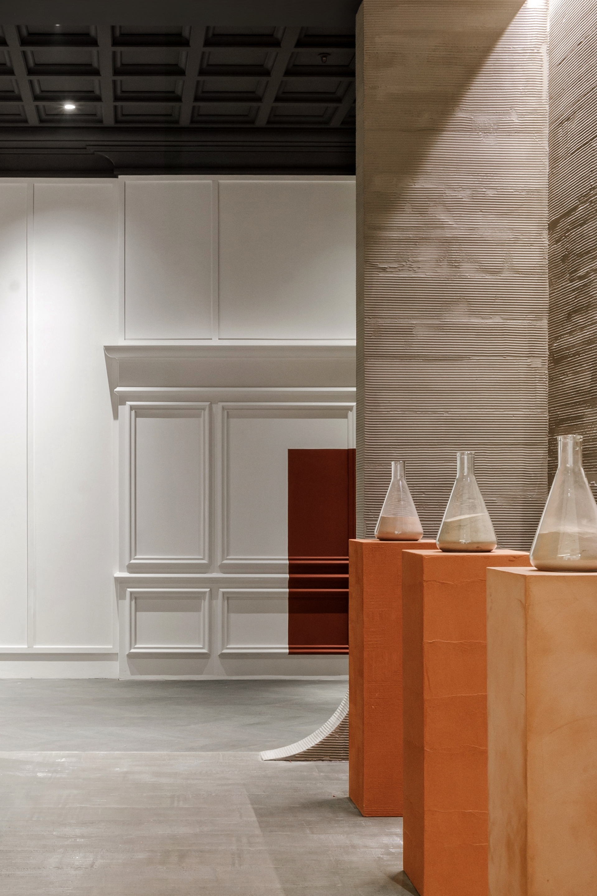 Vasta selezione di finiture in argilla in molteplici colorazioni applicate su pareti, pavimenti, espositori e pannellature del nuovo flagship store MATTEOBRIONI nel centro CIMEN di Shanghai su progetto di UD Studio. Fotografia: per gentile concessione di GEECASA