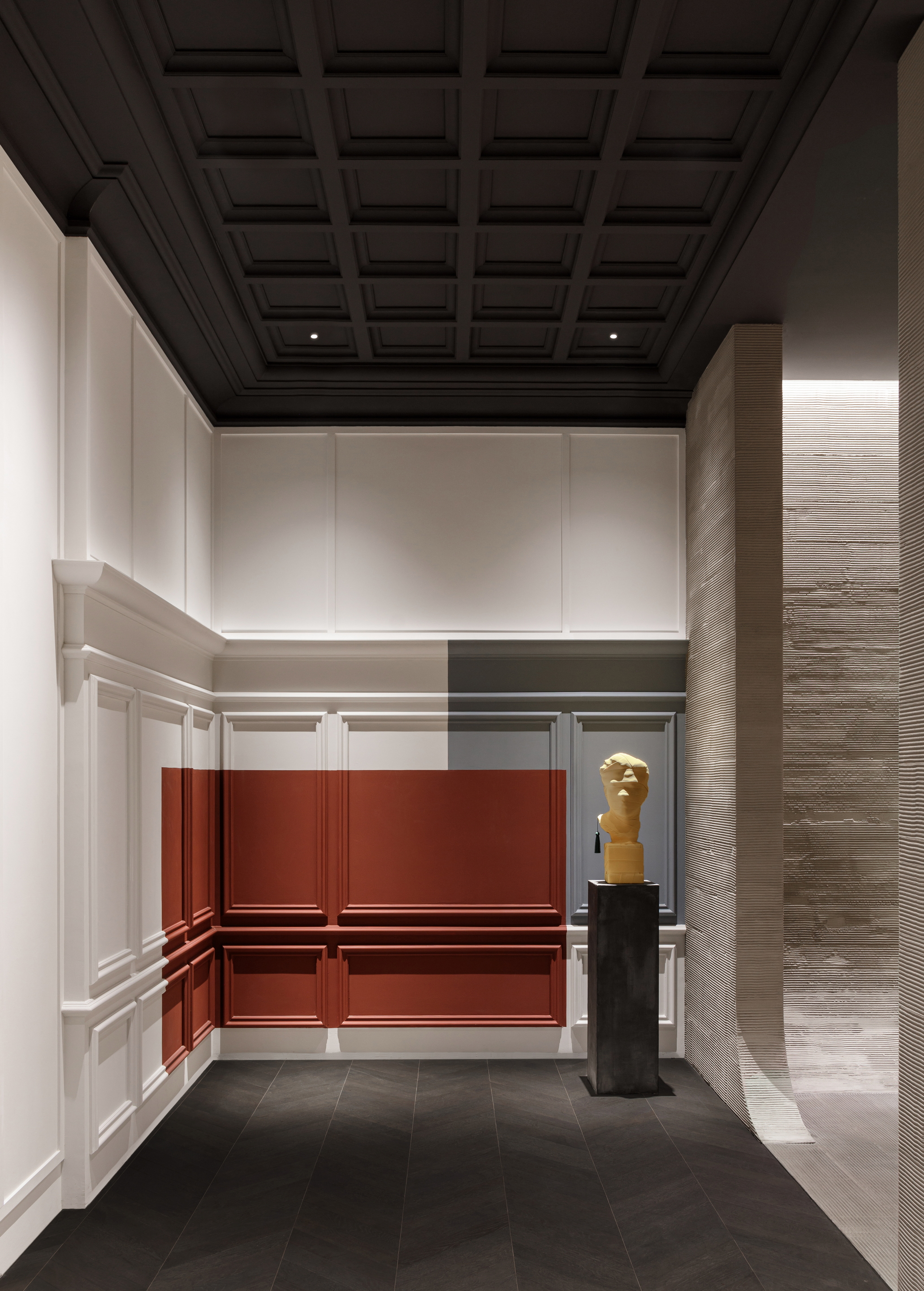 Vasta selezione di finiture in argilla in molteplici colorazioni applicate su pareti, pavimenti, espositori e pannellature del nuovo flagship store MATTEOBRIONI nel centro CIMEN di Shanghai su progetto di UD Studio. Fotografia: per gentile concessione di GEECASA