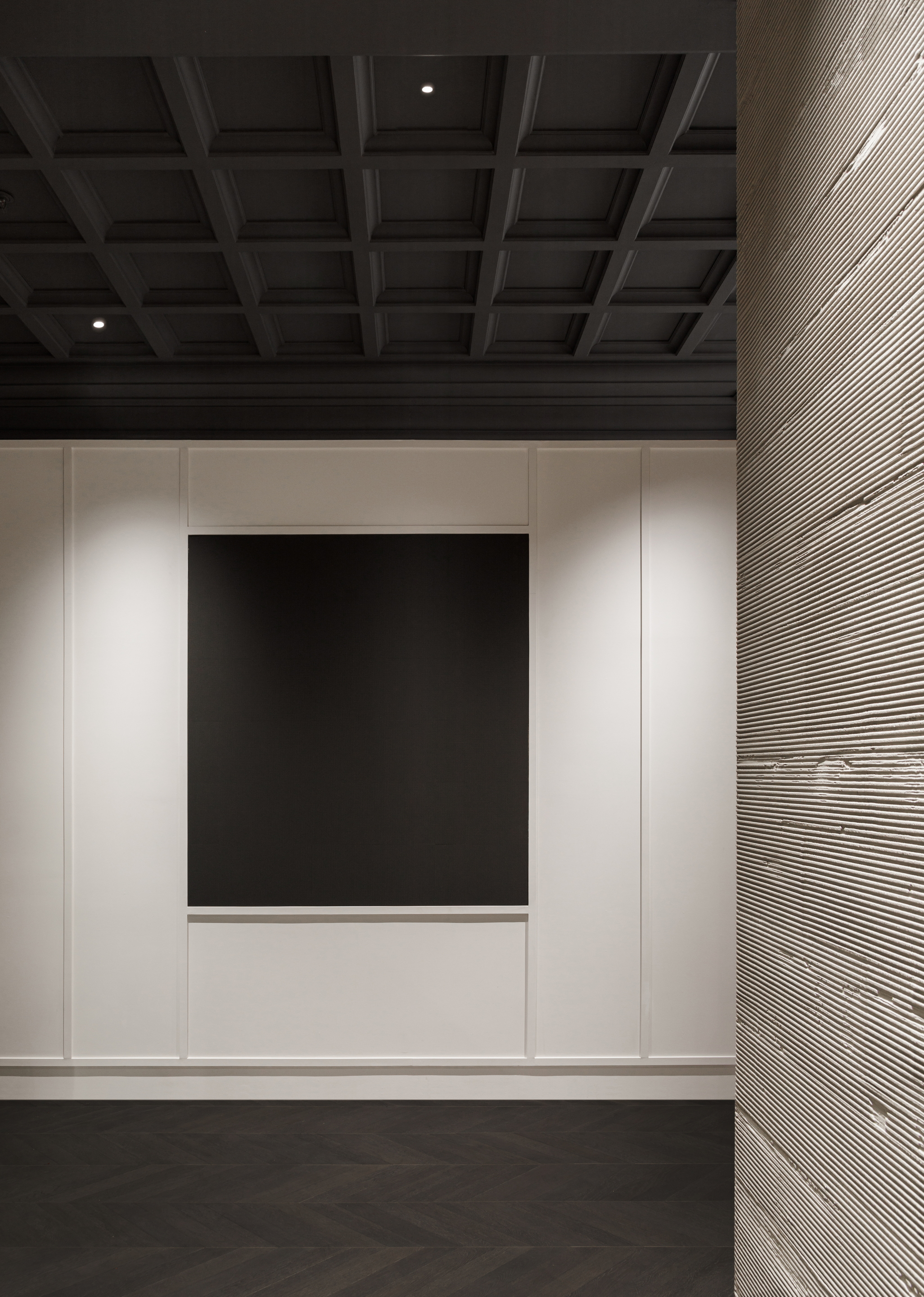 Vasta selezione di finiture in argilla in molteplici colorazioni applicate su pareti, pavimenti, espositori e pannellature del nuovo flagship store MATTEOBRIONI nel centro CIMEN di Shanghai su progetto di UD Studio. Fotografia: per gentile concessione di GEECASA