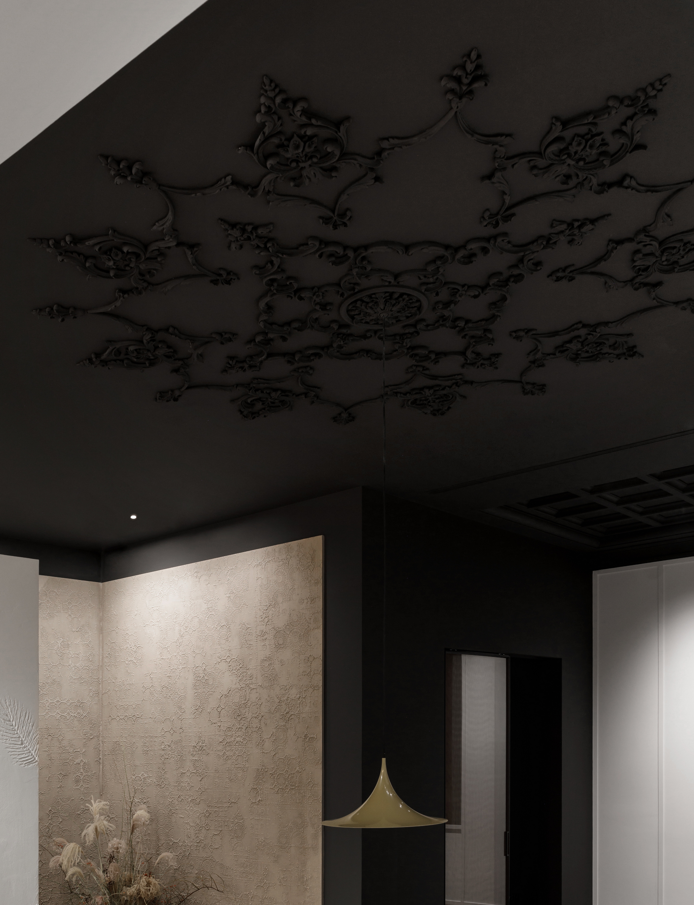 Vasta selezione di finiture in argilla in molteplici colorazioni applicate su pareti, pavimenti, espositori e pannellature del nuovo flagship store MATTEOBRIONI nel centro CIMEN di Shanghai su progetto di UD Studio. Fotografia: per gentile concessione di GEECASA