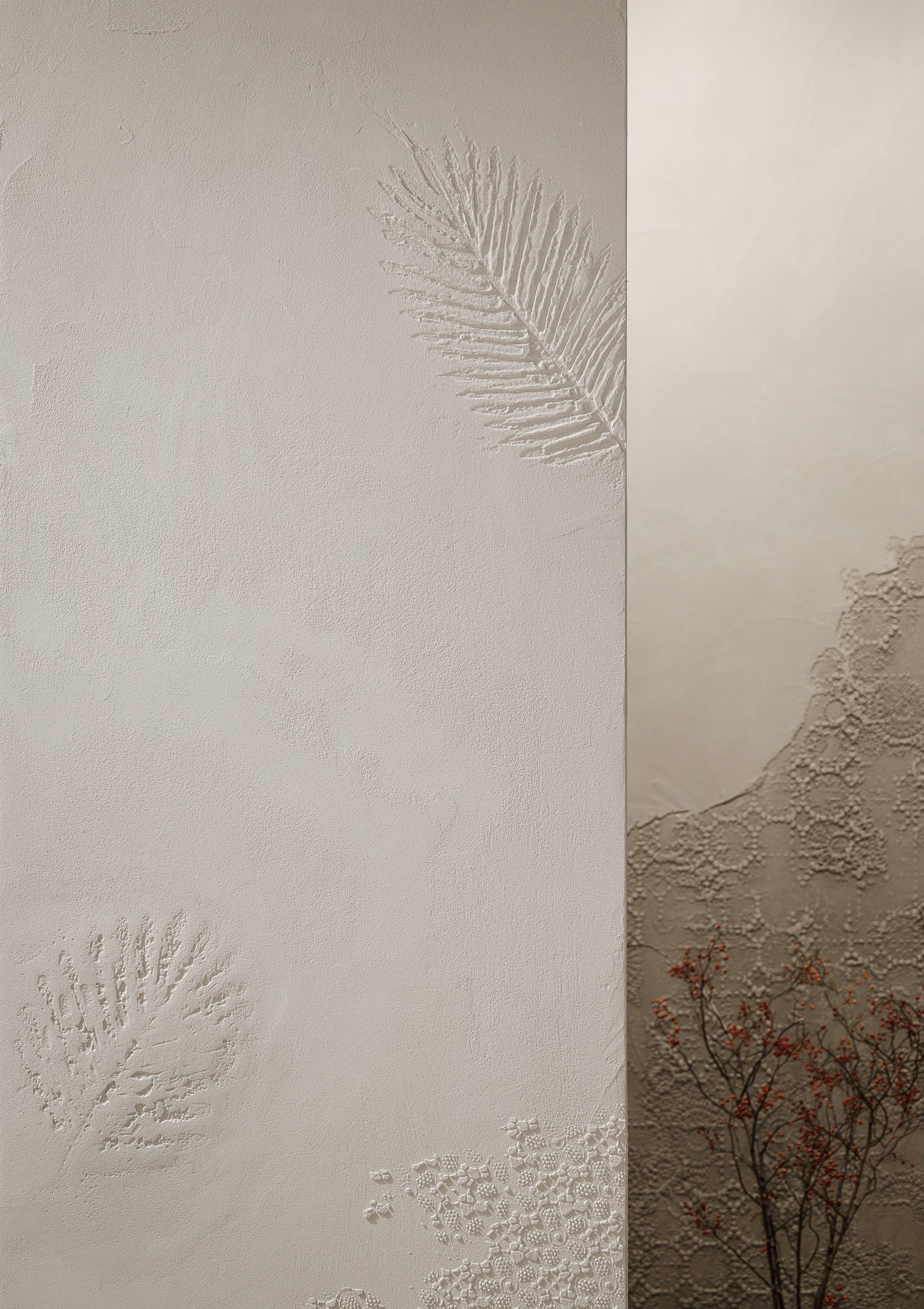 Vasta selezione di finiture in argilla in molteplici colorazioni applicate su pareti, pavimenti, espositori e pannellature del nuovo flagship store MATTEOBRIONI nel centro CIMEN di Shanghai su progetto di UD Studio. Fotografia: per gentile concessione di GEECASA