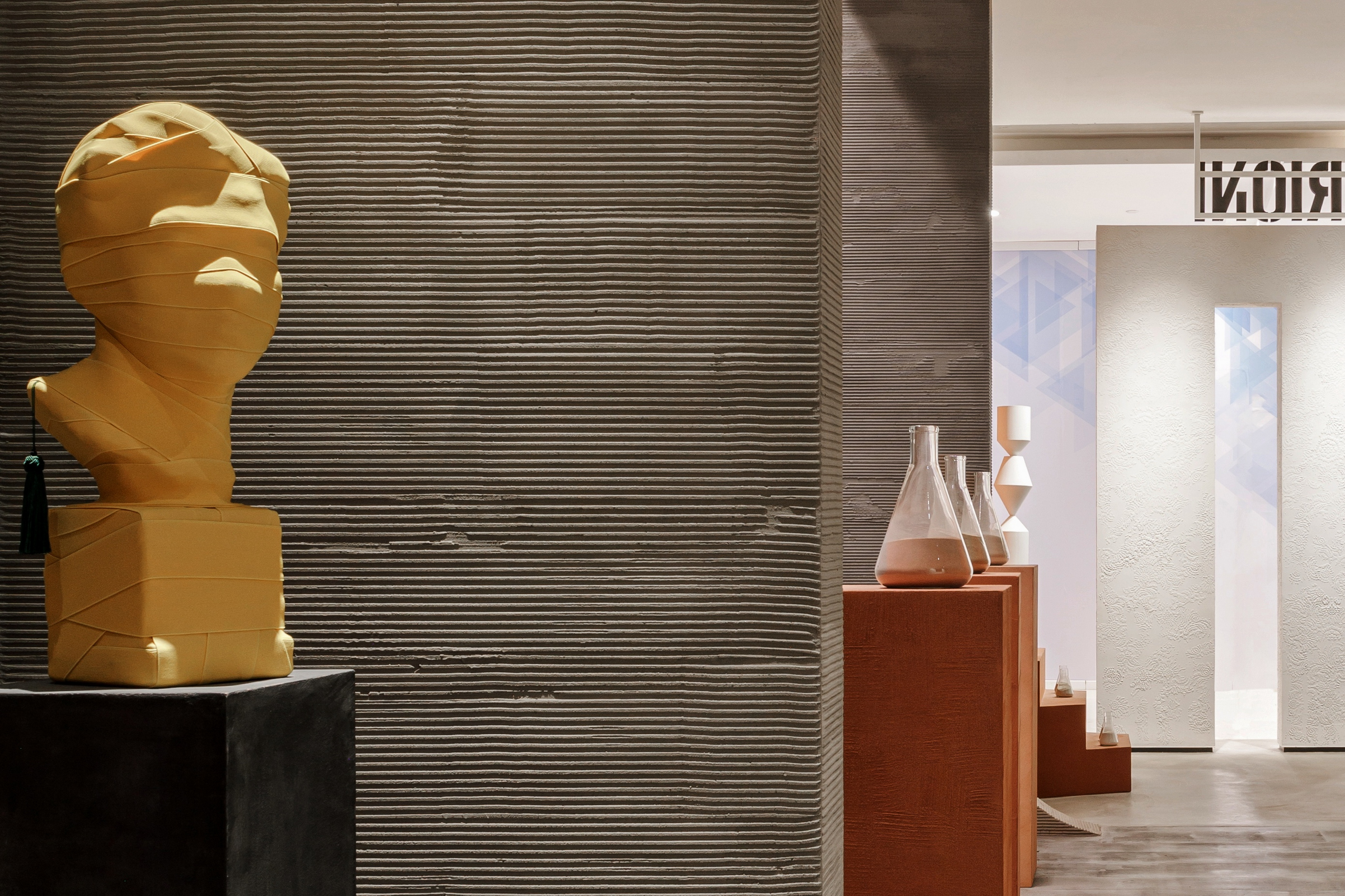 Vasta selezione di finiture in argilla in molteplici colorazioni applicate su pareti, pavimenti, espositori e pannellature del nuovo flagship store MATTEOBRIONI nel centro CIMEN di Shanghai su progetto di UD Studio. Fotografia: per gentile concessione di GEECASA