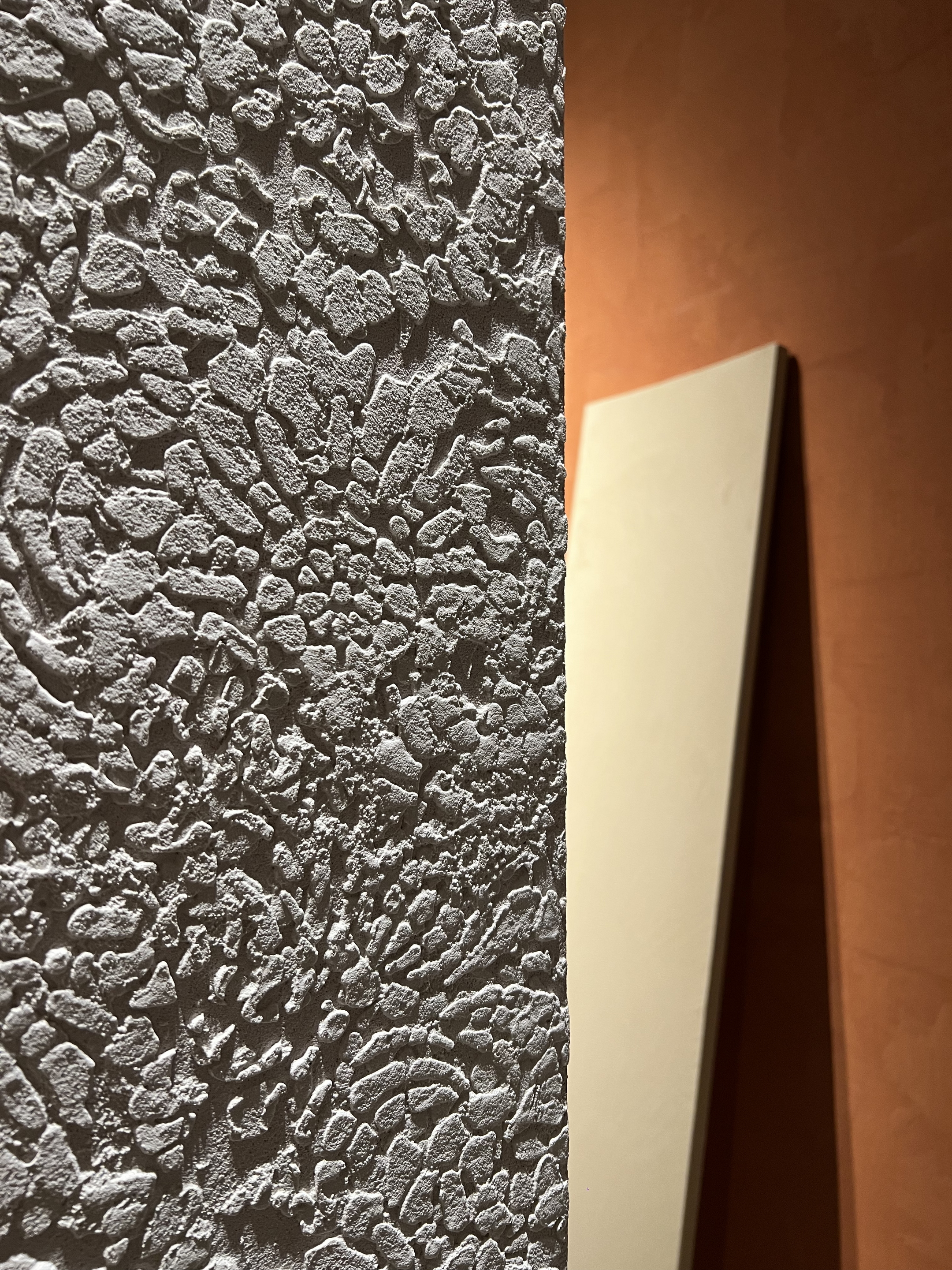 Vasta selezione di finiture in argilla in molteplici colorazioni applicate su pareti, pavimenti, espositori e pannellature del nuovo flagship store MATTEOBRIONI nel centro CIMEN di Shanghai su progetto di UD Studio. Fotografia: per gentile concessione di GEECASA