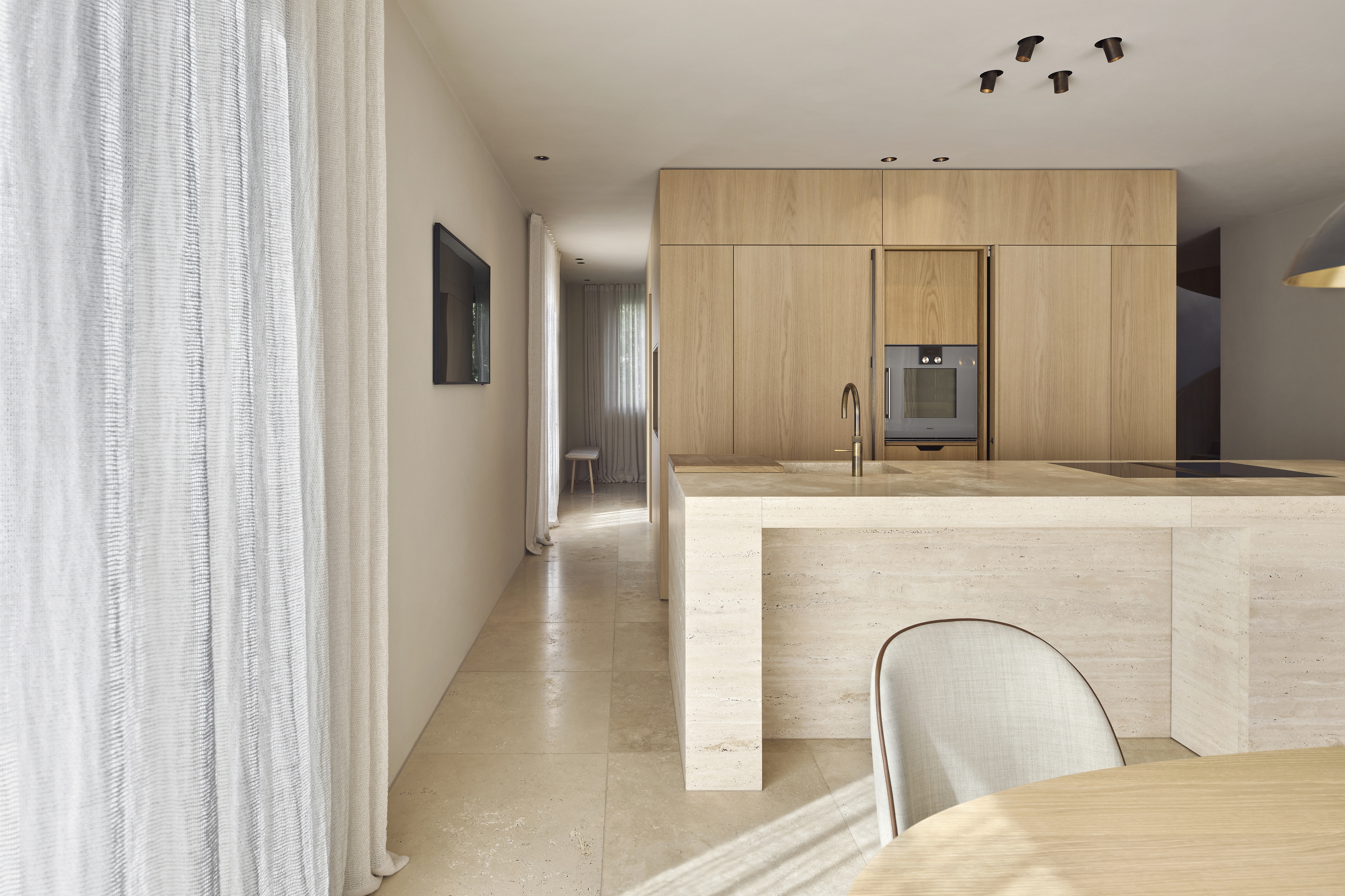 Fine-grained clay finishing plaster TerraVista Smooth Panna (cream) color applied to walls and ceilings of a villa in Augsburg, Bavaria, designed by Holzrausch. Photography by Oliver Jaist