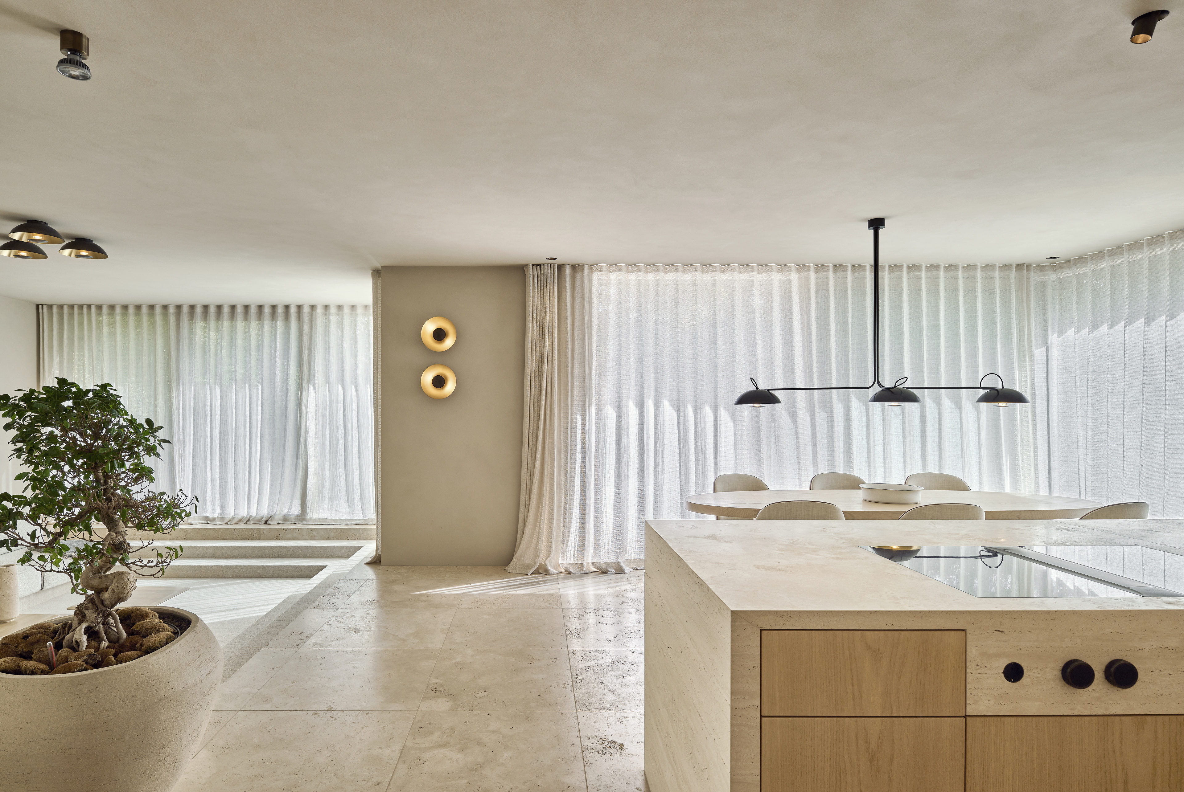 Fine-grained clay finishing plaster TerraVista Smooth Panna (cream) color applied to walls and ceilings of a villa in Augsburg, Bavaria, designed by Holzrausch. Photography by Oliver Jaist