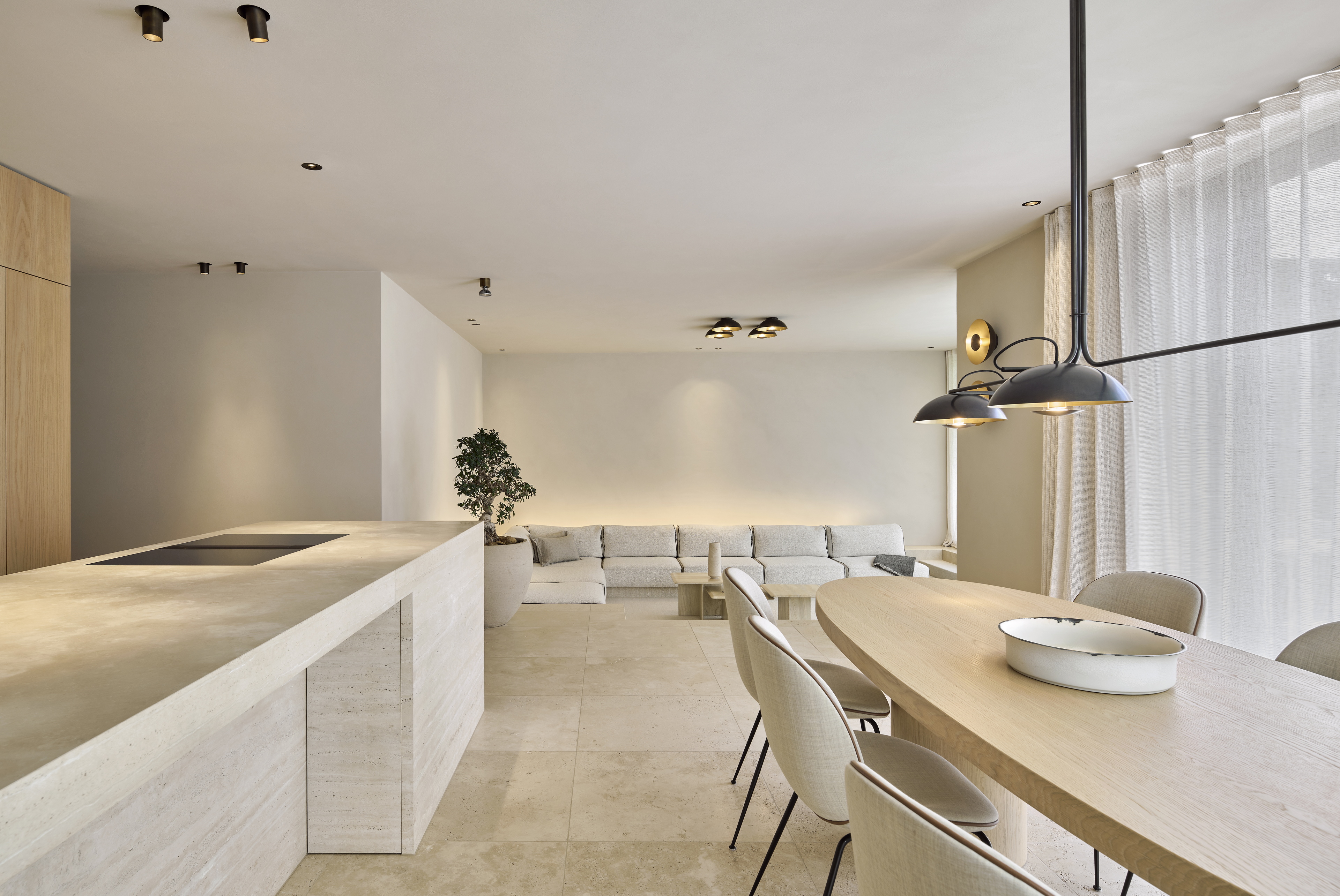 Fine-grained clay finishing plaster TerraVista Smooth Panna (cream) color applied to walls and ceilings of a villa in Augsburg, Bavaria, designed by Holzrausch. Photography by Oliver Jaist