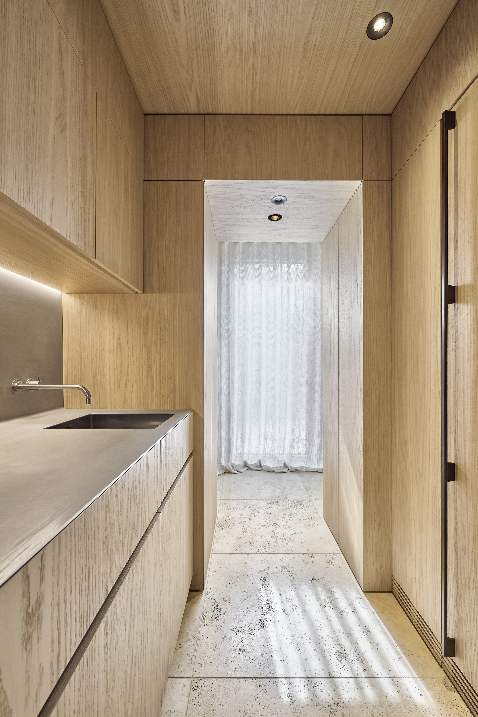 Fine-grained clay finishing plaster TerraVista Smooth Panna (cream) color applied to walls and ceilings of a villa in Augsburg, Bavaria, designed by Holzrausch. Photography by Oliver Jaist