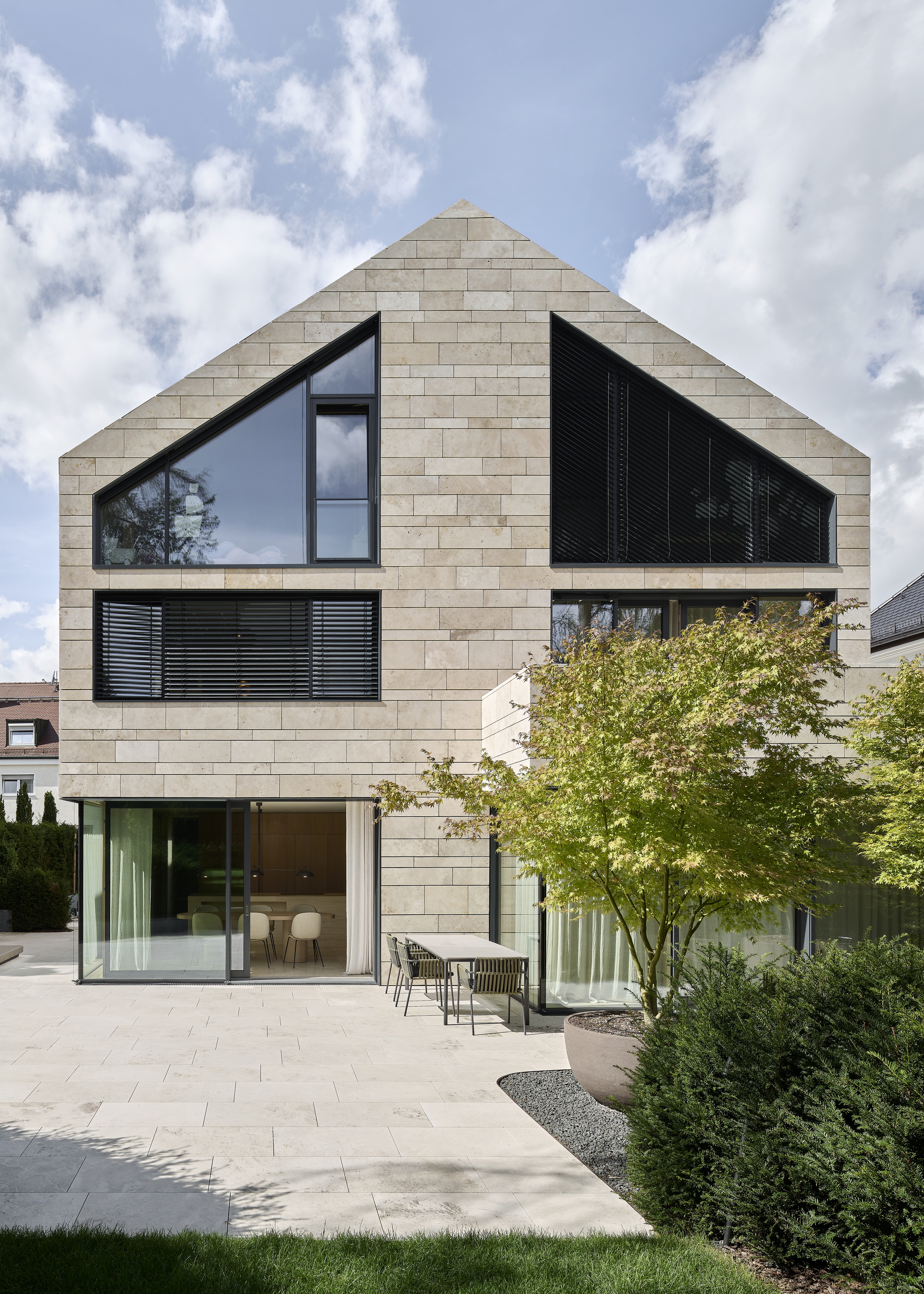 Fine-grained clay finishing plaster TerraVista Smooth Panna (cream) color applied to walls and ceilings of a villa in Augsburg, Bavaria, designed by Holzrausch. Photography by Oliver Jaist