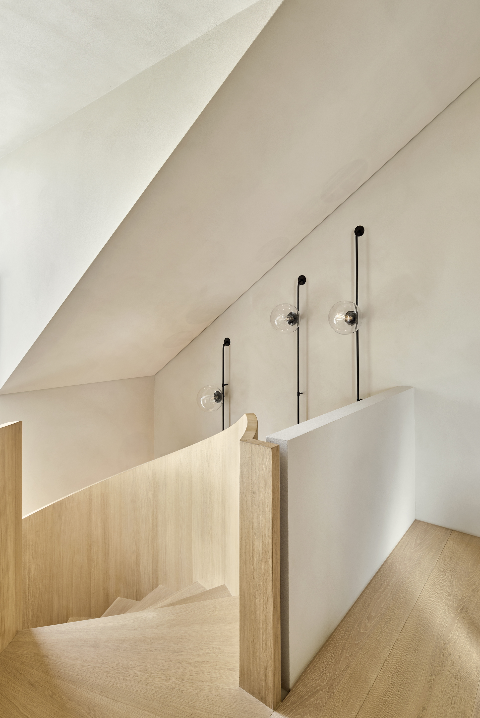 Fine-grained clay finishing plaster TerraVista Smooth Panna (cream) color applied to walls and ceilings of a villa in Augsburg, Bavaria, designed by Holzrausch. Photography by Oliver Jaist