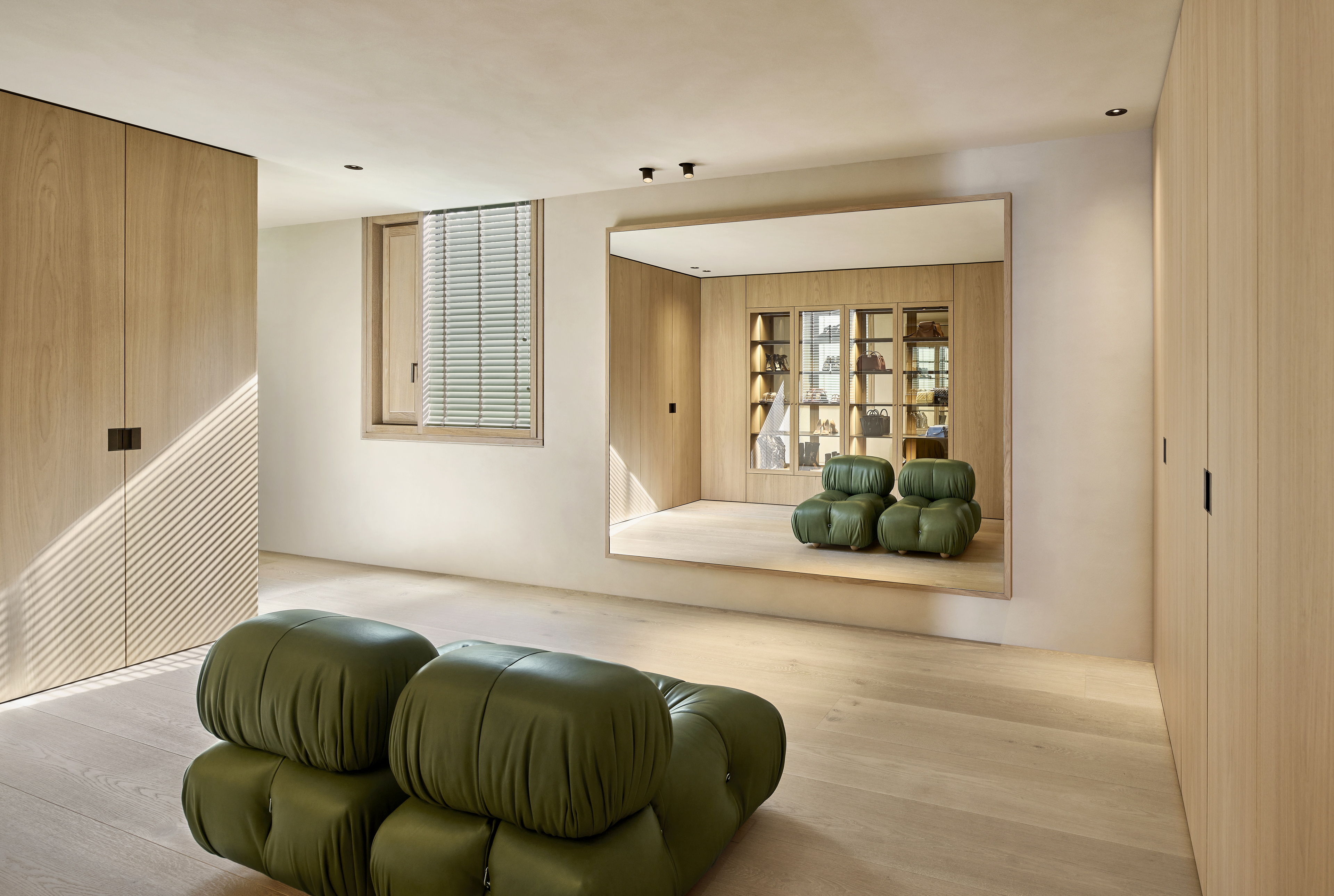 Fine-grained clay finishing plaster TerraVista Smooth Panna (cream) color applied to walls and ceilings of a villa in Augsburg, Bavaria, designed by Holzrausch. Photography by Oliver Jaist