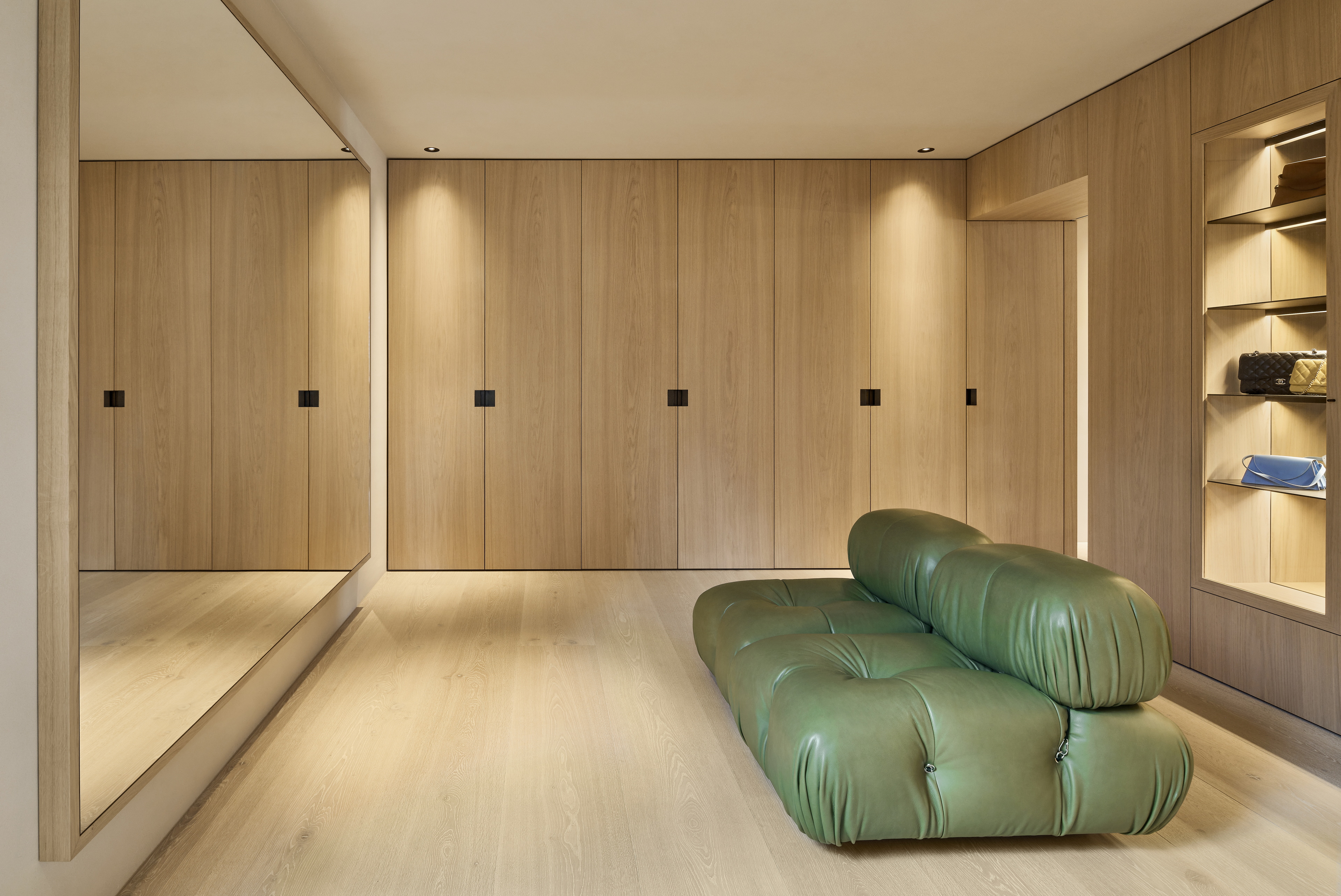 Fine-grained clay finishing plaster TerraVista Smooth Panna (cream) color applied to walls and ceilings of a villa in Augsburg, Bavaria, designed by Holzrausch. Photography by Oliver Jaist