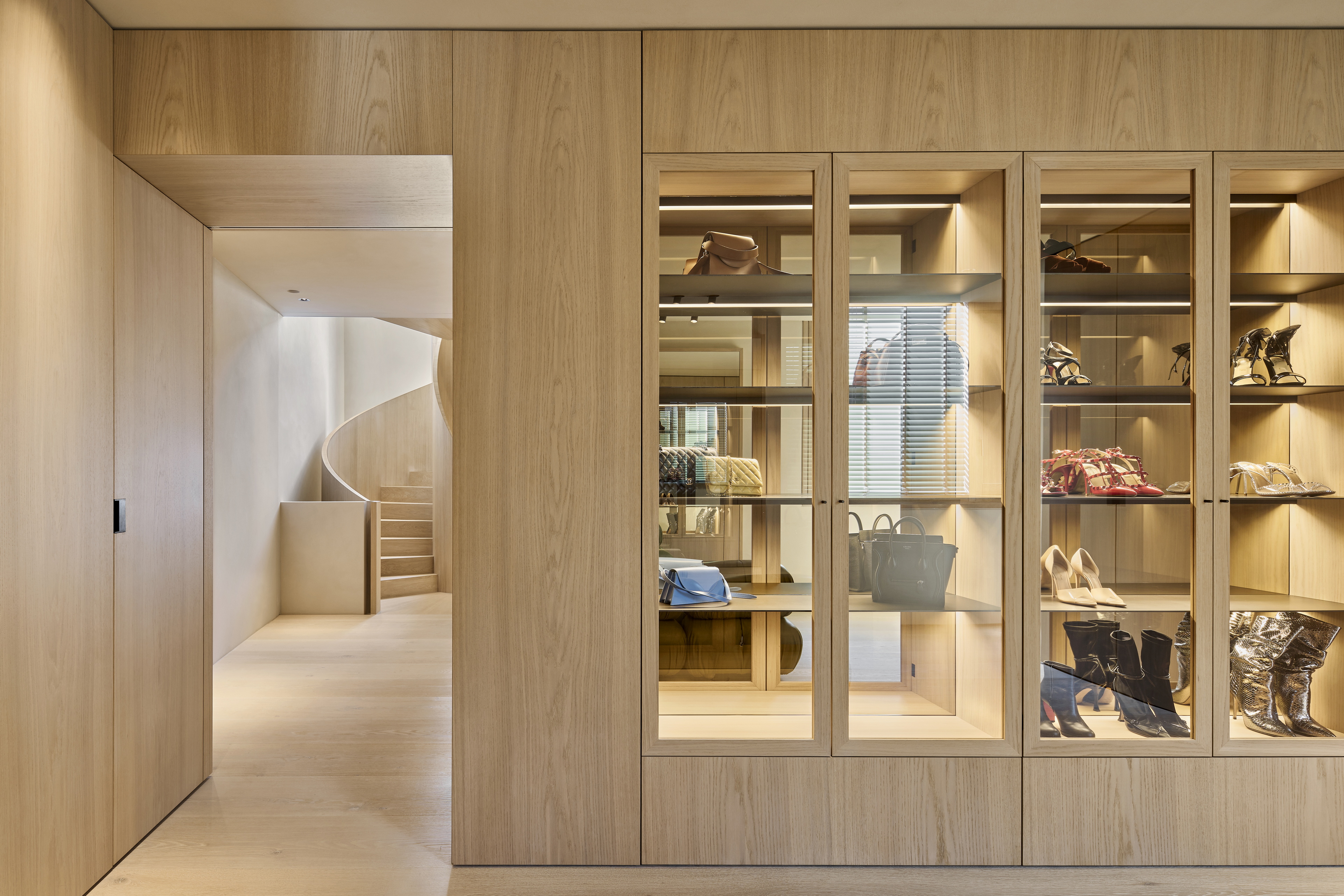 Fine-grained clay finishing plaster TerraVista Smooth Panna (cream) color applied to walls and ceilings of a villa in Augsburg, Bavaria, designed by Holzrausch. Photography by Oliver Jaist