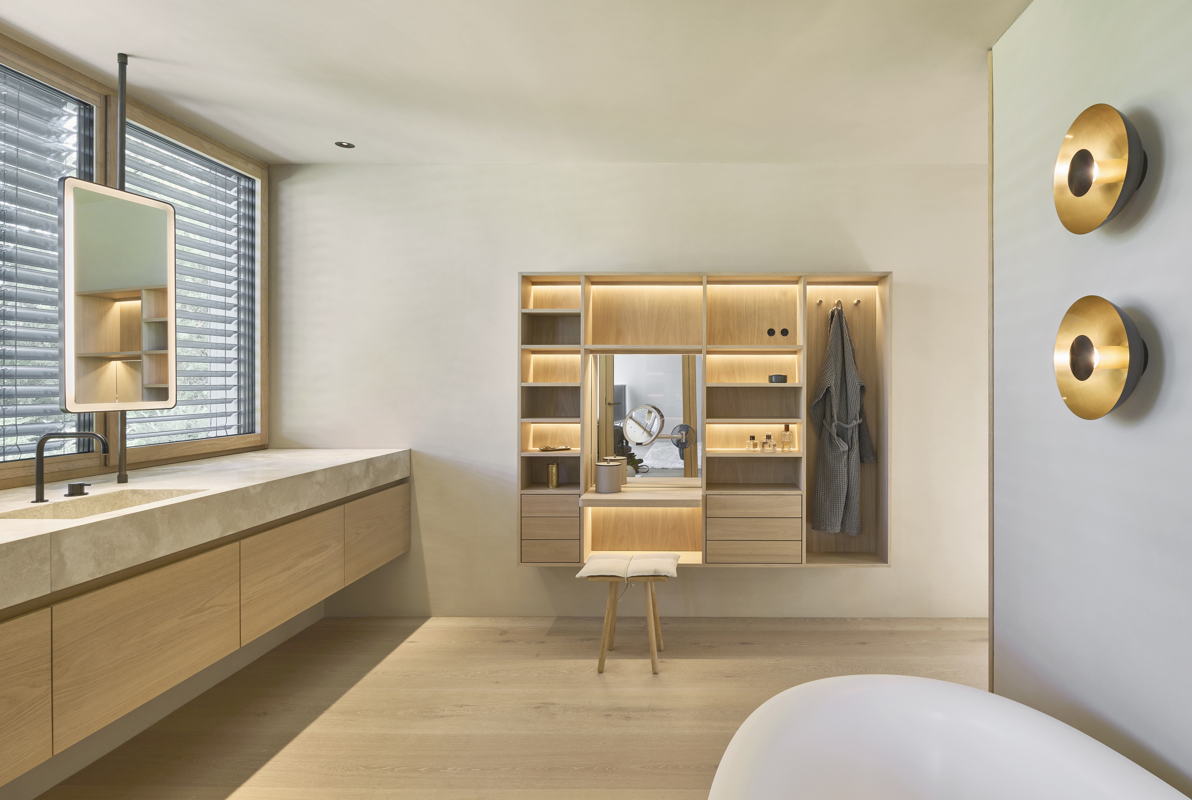 Fine-grained clay finishing plaster TerraVista Smooth Panna (cream) color applied to walls and ceilings of a villa in Augsburg, Bavaria, designed by Holzrausch. Photography by Oliver Jaist