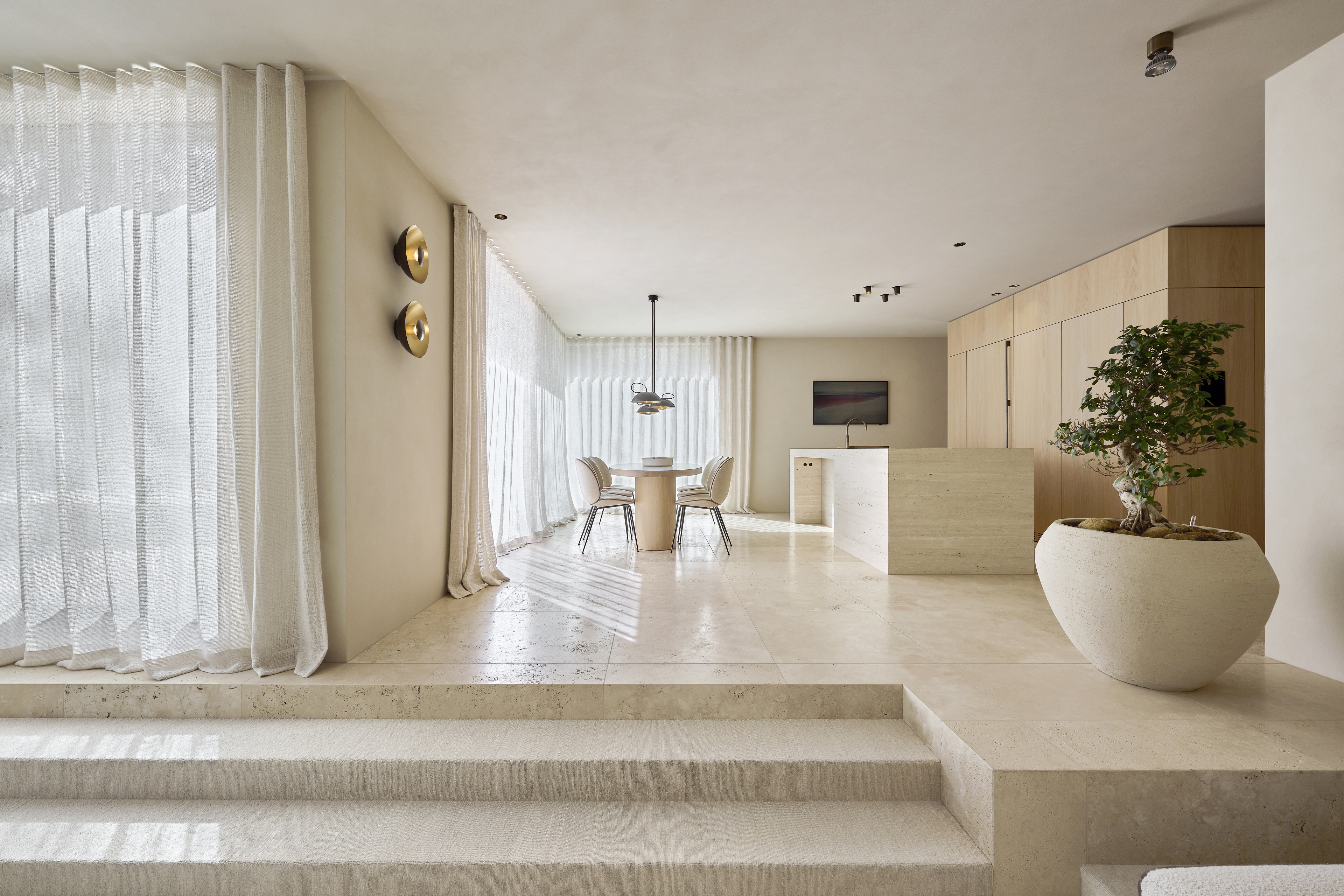 Intonaco di argilla a grana fine TerraVista Liscio color Panna applicato su pareti e soffitti di una villa ad Augusta in Baviera, su progetto di Holzrausch. Fotografia: Oliver Jaist